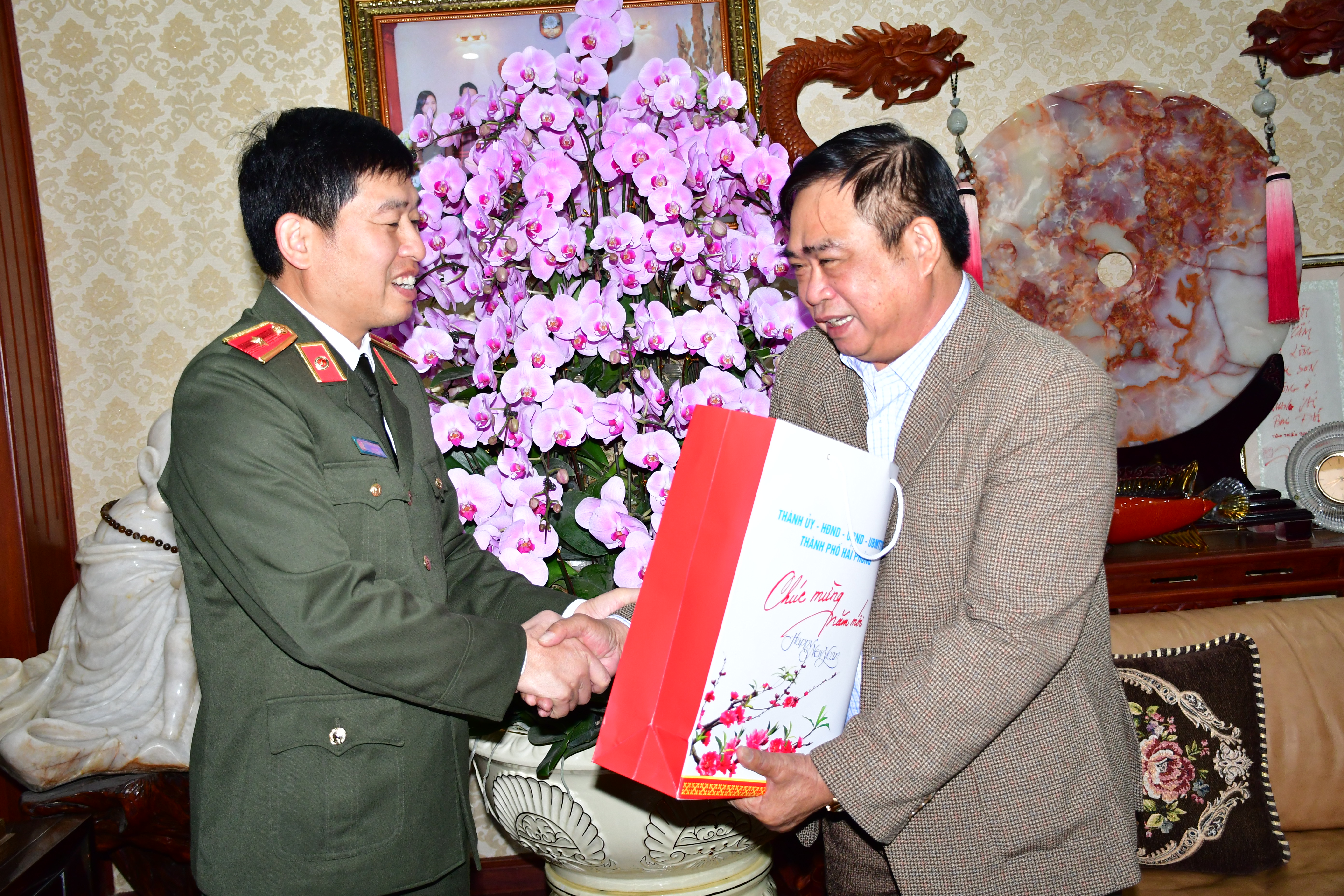 Giám đốc CATP chúc tết Thiếu tướng Đỗ Hữu Ca- Nguyên UV BTV Thành ủy, nguyên Giám đốc CATP