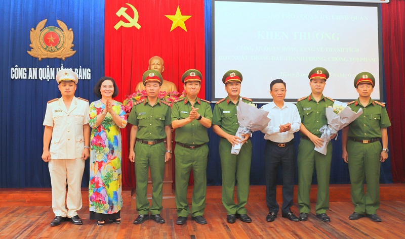 Giám đốc CATP khen thưởng Công an quận Hồng Bàng