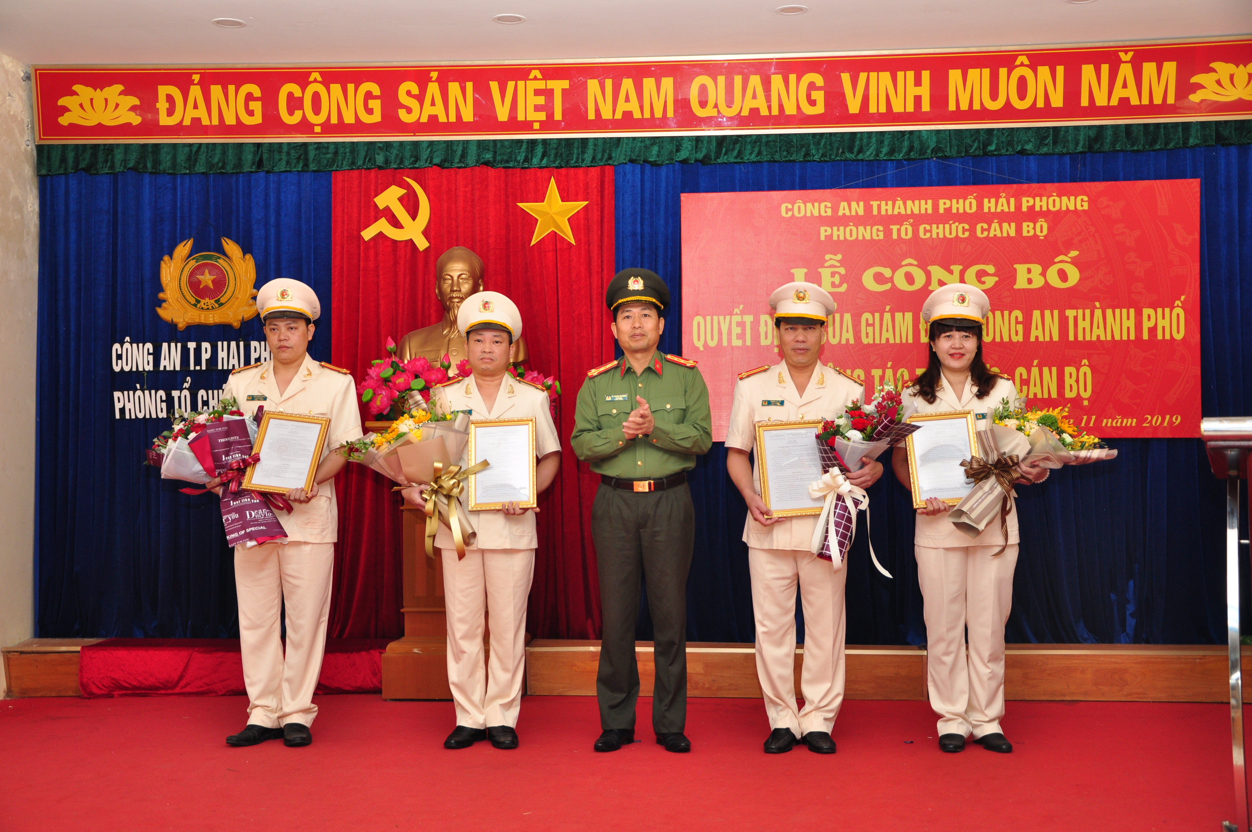 Giám đốc CATP trao quyết định đội trưởng các đội phòng Tổ chức cán bộ