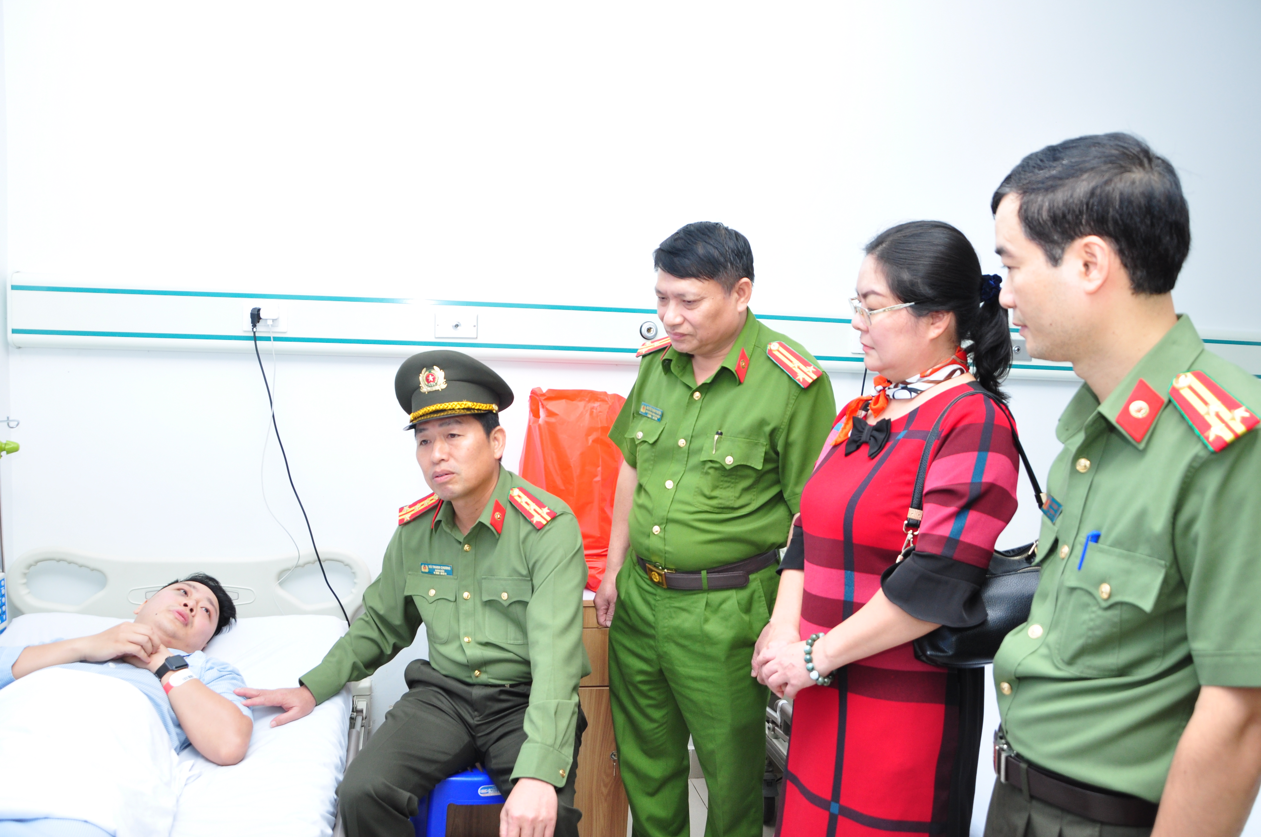 Giám đốc Công an thành phố thăm Thượng úy Phạm Tùng Anh bị thương