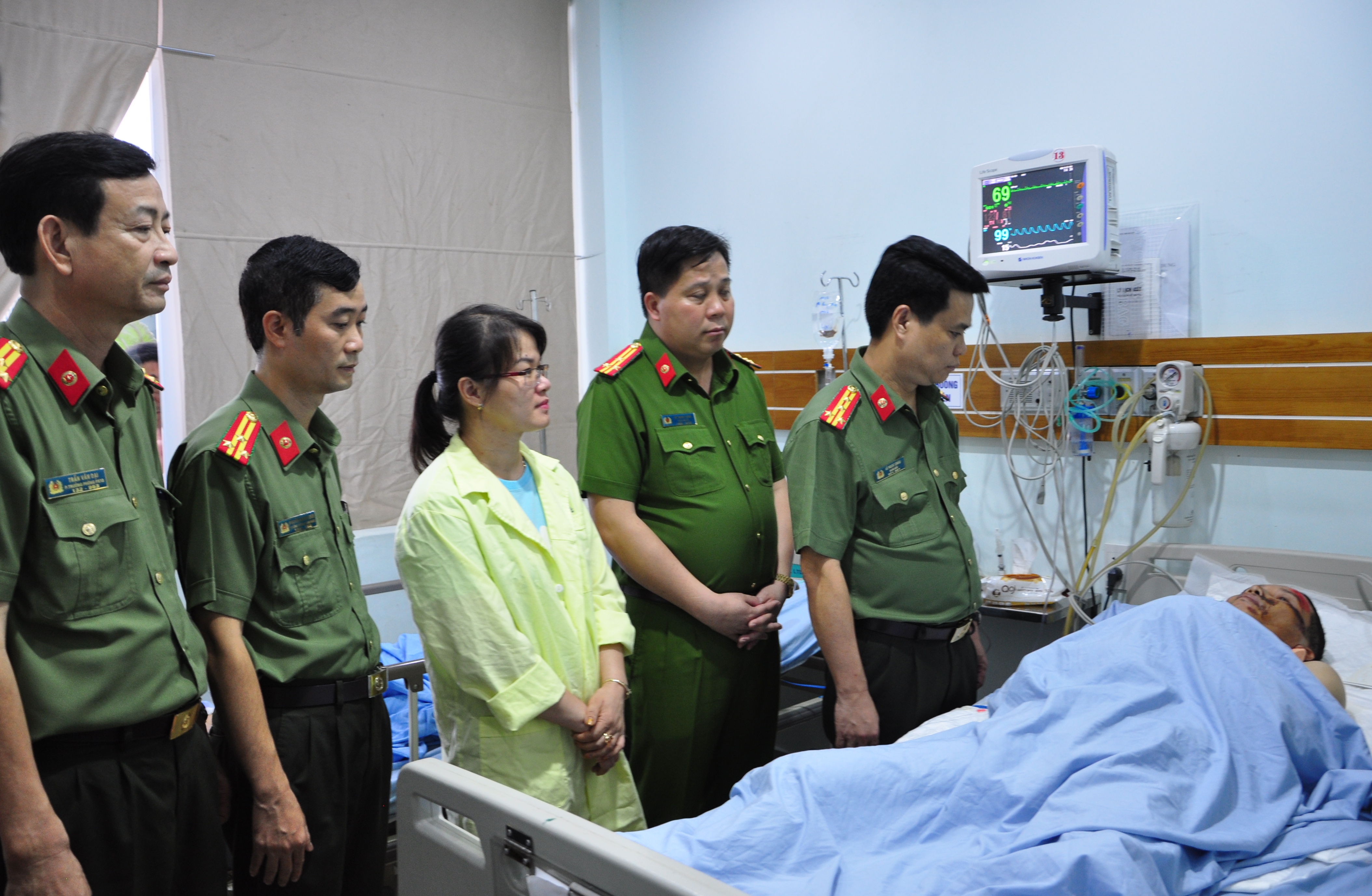 Giám đốc Công an thành phố thăm hỏi, động viên Thượng úy Nguyễn Trọng Quý bị thương trong khi làm nhiệm vụ