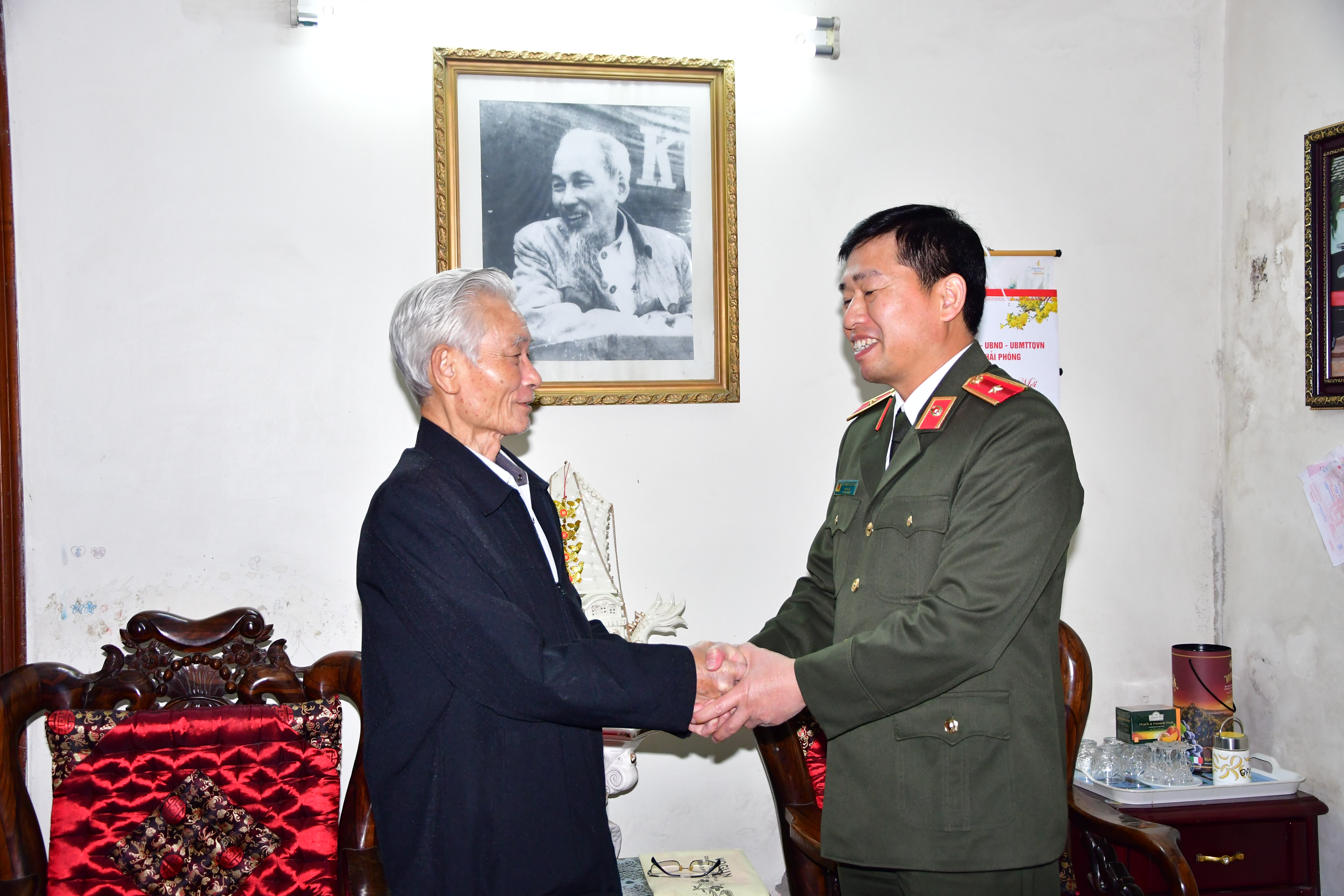 Giám đốc Công an thành phố thăm, tặng quà và chúc tết các tập thể, cá nhân tiêu biểu 