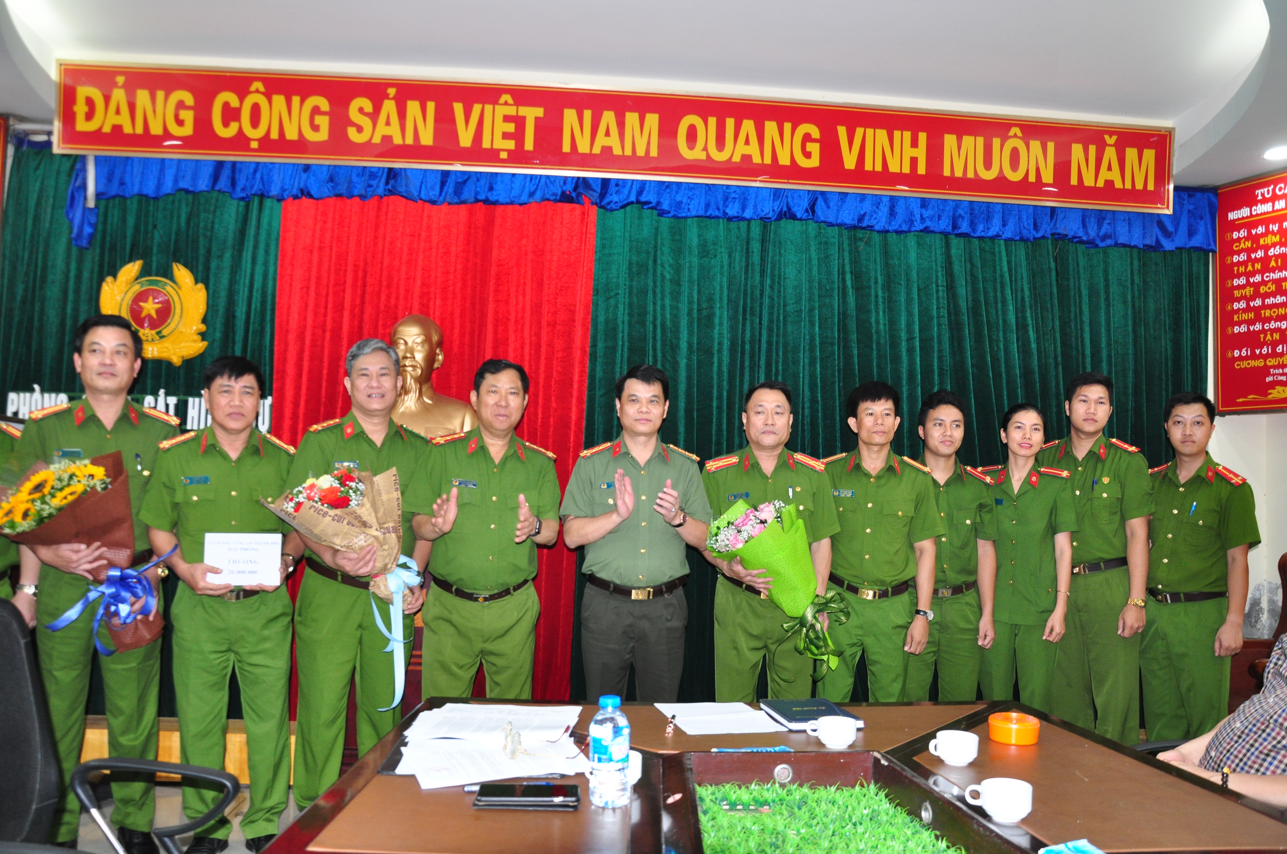 Giám đốc Công an thành phố trao thưởng các đơn vị phá đường dây mua bán trái phép chất ma túy từ tỉnh Hòa Bình về Hải Phòng tiêu thụ