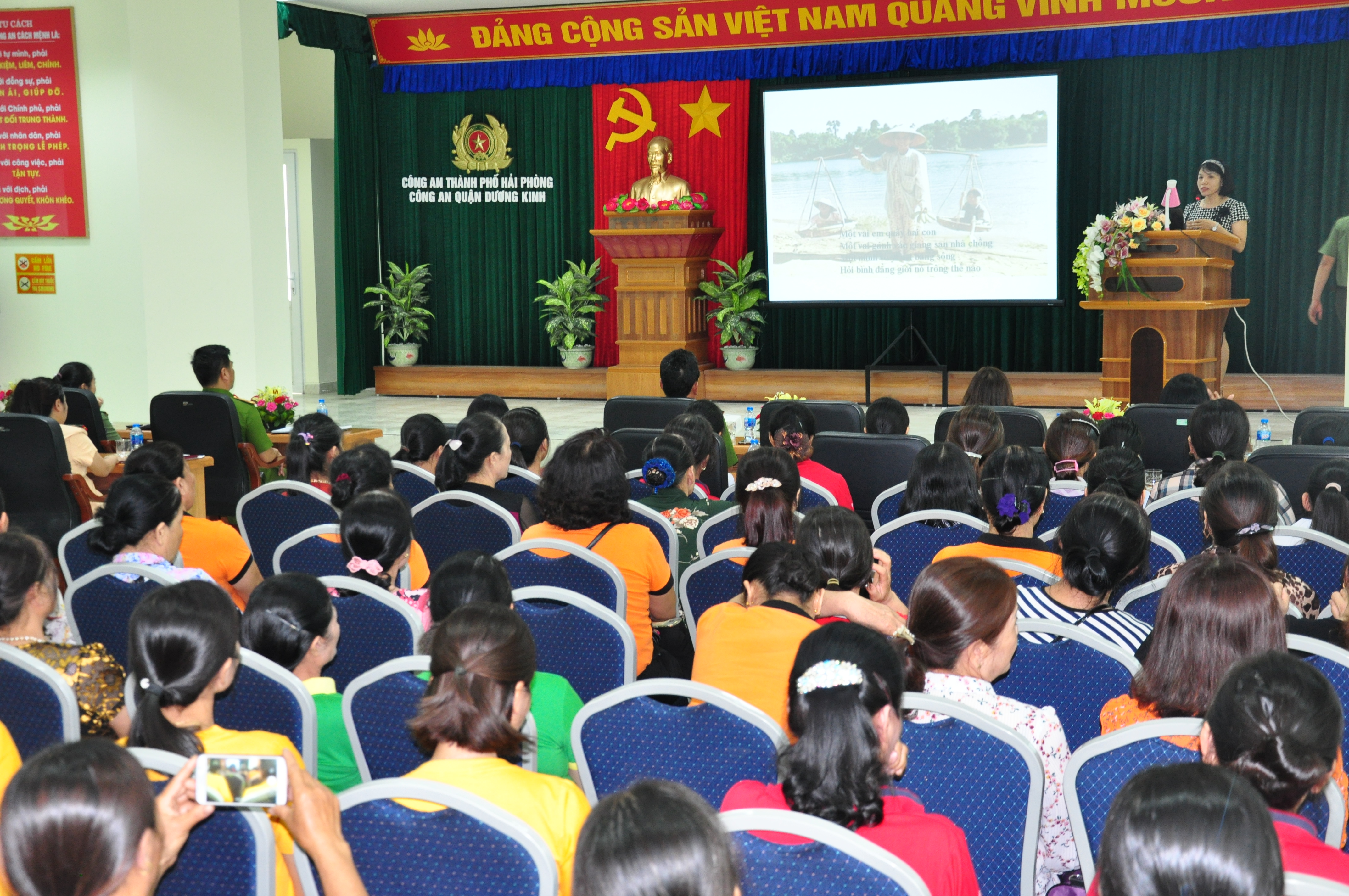 Hội Phụ nữ CAQ Dương Kinh: Tổ chức tuyên truyền, phổ biến, giáo dục pháp luật 