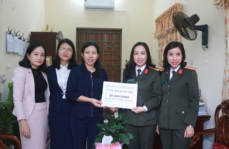 Hội Phụ nữ CATP: Trao kinh phí hỗ trợ xây cầu dân sinh xã Hùng Thắng, Tiên Lãng