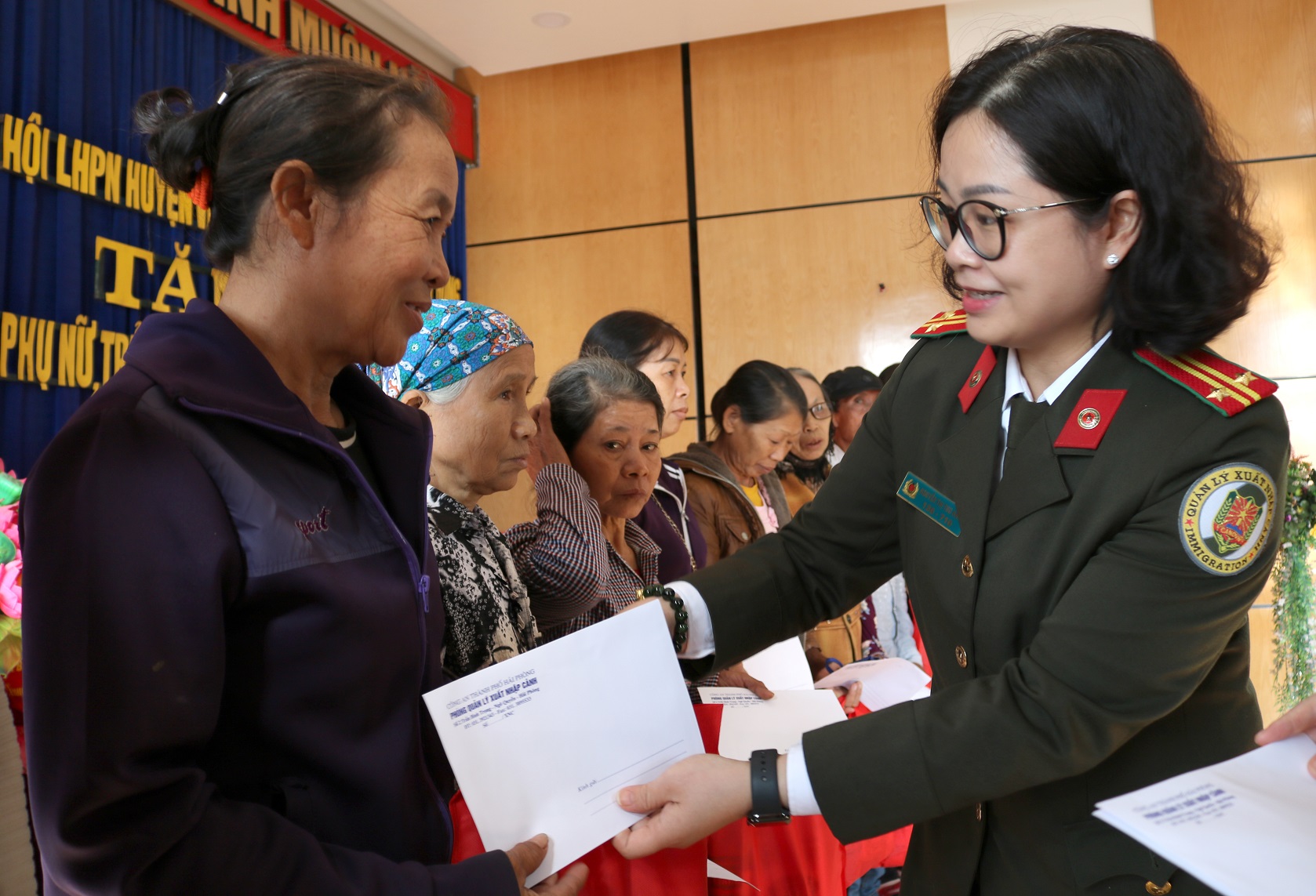 Hội Phụ nữ Phòng Quản lý Xuất nhập cảnh: Phối hợp trao 108 suất quà tặng phụ nữ, trẻ em nghèo huyện Vĩnh Bảo