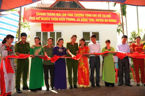 Hội phụ nữ CATP: Ủng hộ xây 16 nhà Mái ấm tình thương