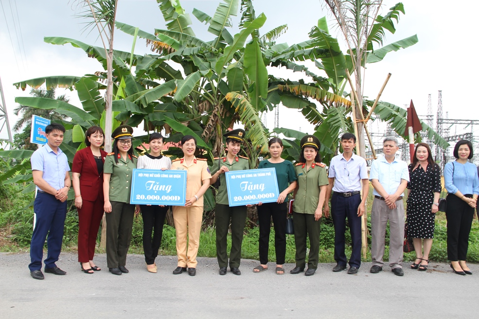 Hội phụ nữ CATP và Hội phụ nữ CATP khối quận: Trao kinh phí hỗ trợ xây dựng 2 tuyến đường hoa xã An Hồng (An Dương)