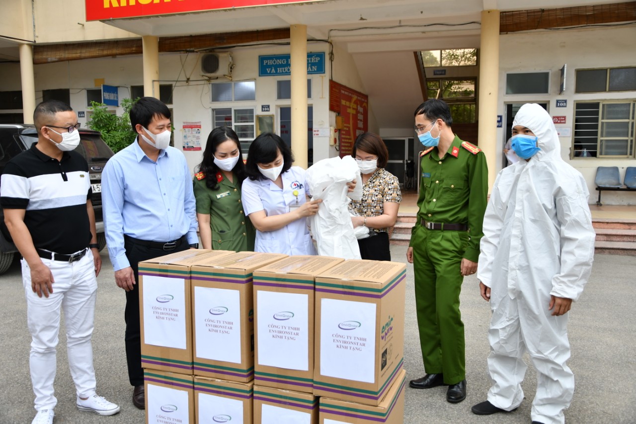 Hội phụ nữ Phòng Cảnh sát môi trường – CATP: Trao 200 bộ đồ bảo hộ tặng Bệnh viện CATP