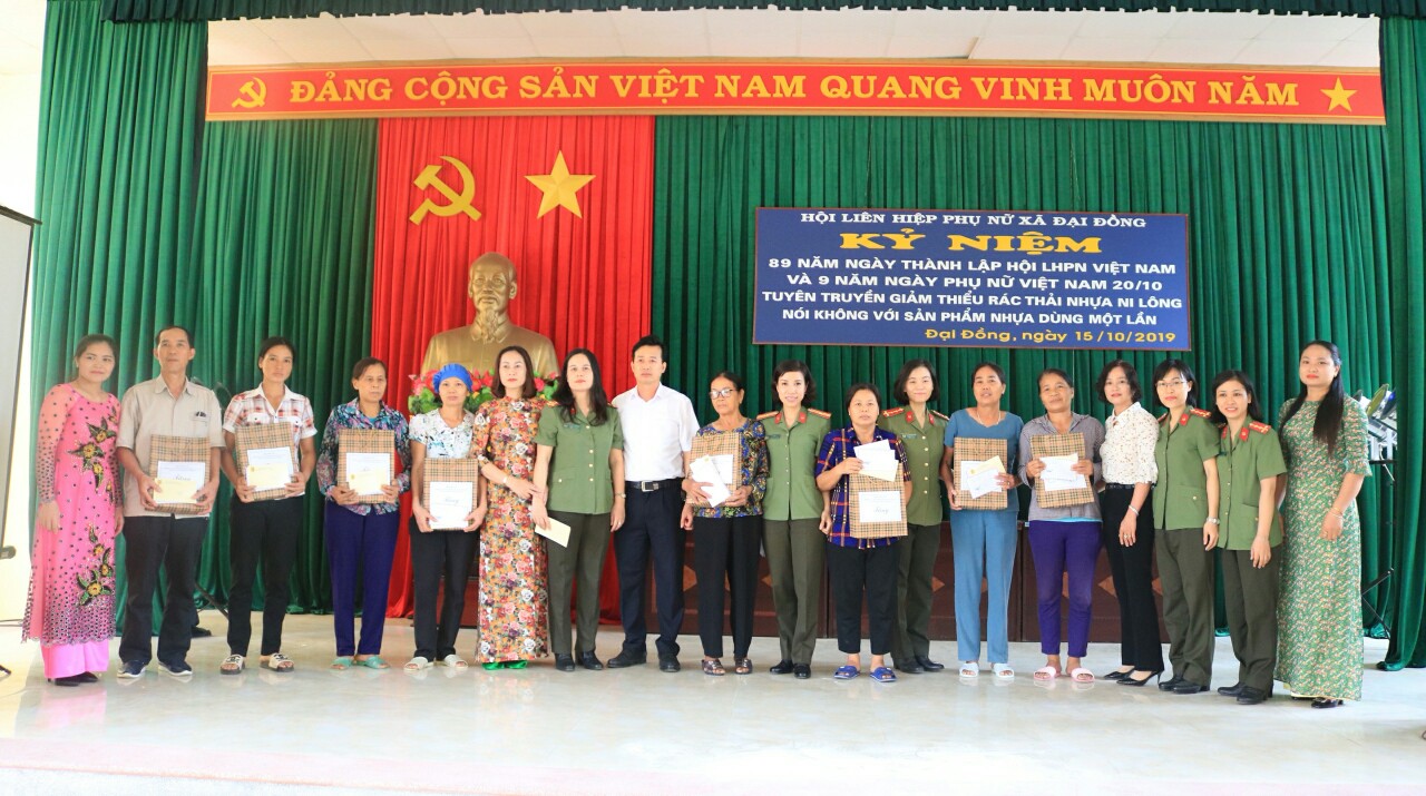 Hội phụ nữ Phòng Xây dựng phong trào bảo vệ an ninh Tổ Quốc: Tặng quà hội viên có hoàn cảnh khó khăn
