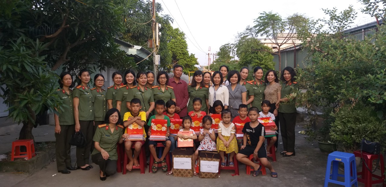 Hội phụ nữ khối An ninh nhân dân tặng quà cho trẻ em có hoàn cảnh khó khăn ở làng chài Ngọc Sơn, quận Kiến An