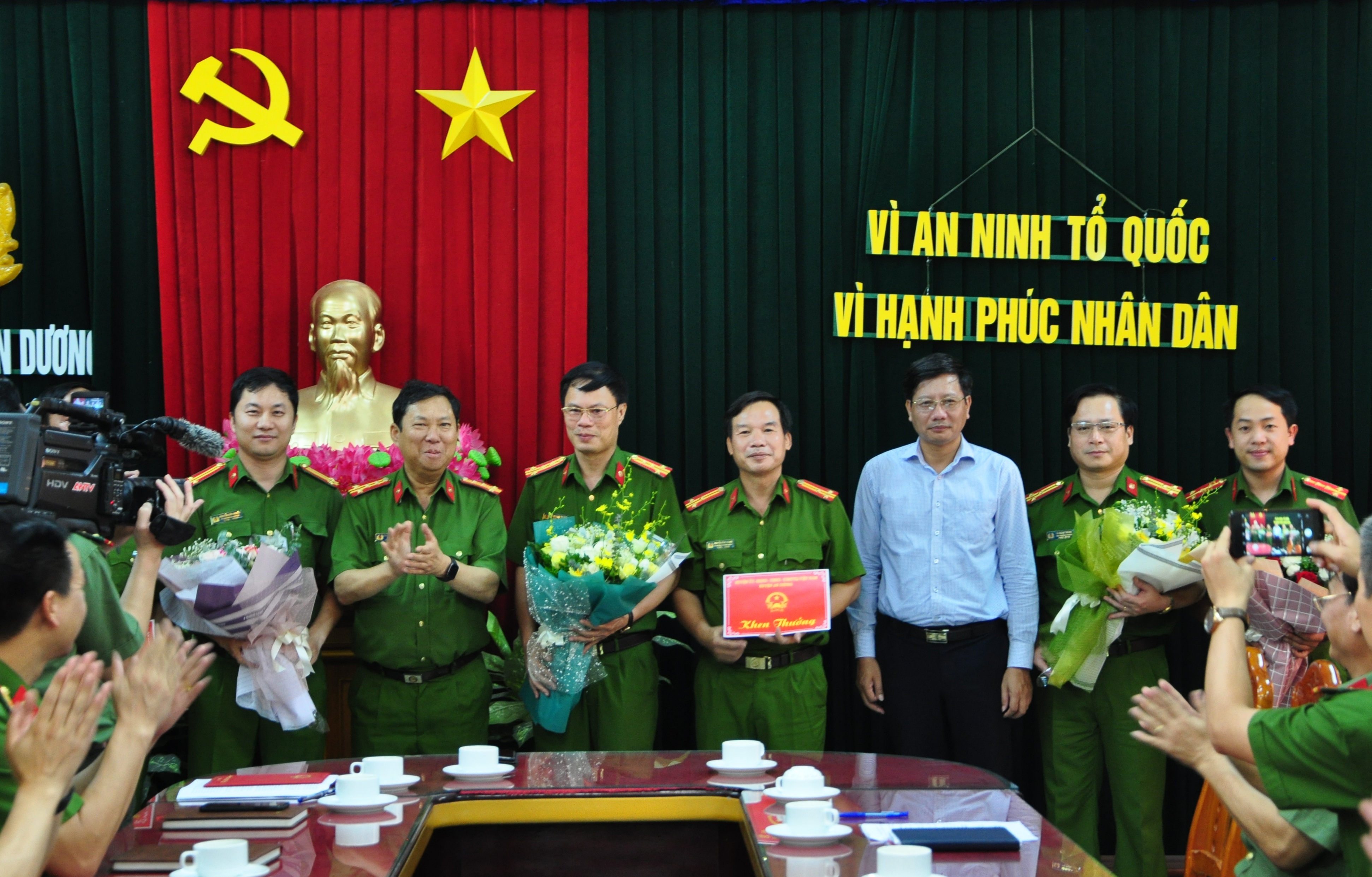 Khen thưởng CAH An Dương triệt phá đường dây mua bán, vận chuyển, tàng trữ trái phép chất ma túy từ Điện Biên về Hải Phòng