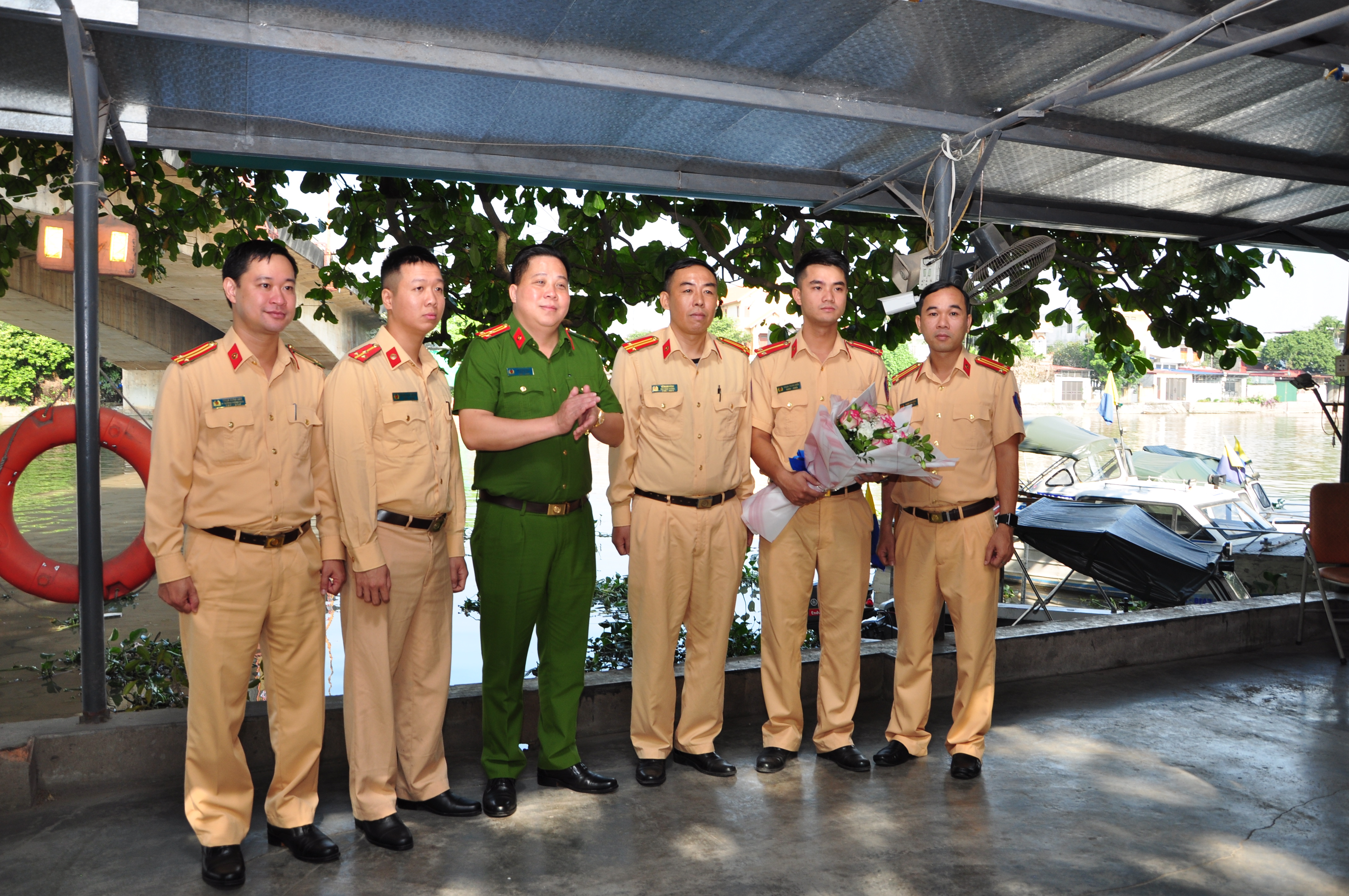 Khen thưởng CBCS Trạm Cảnh sát đường thủy An Dương kịp thời cứu sống 2 người bị đắm thuyền