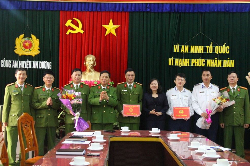 Khen thưởng Công an huyện An Dương về thành tích xuất sắc trong đấu tranh, trấn áp tội phạm