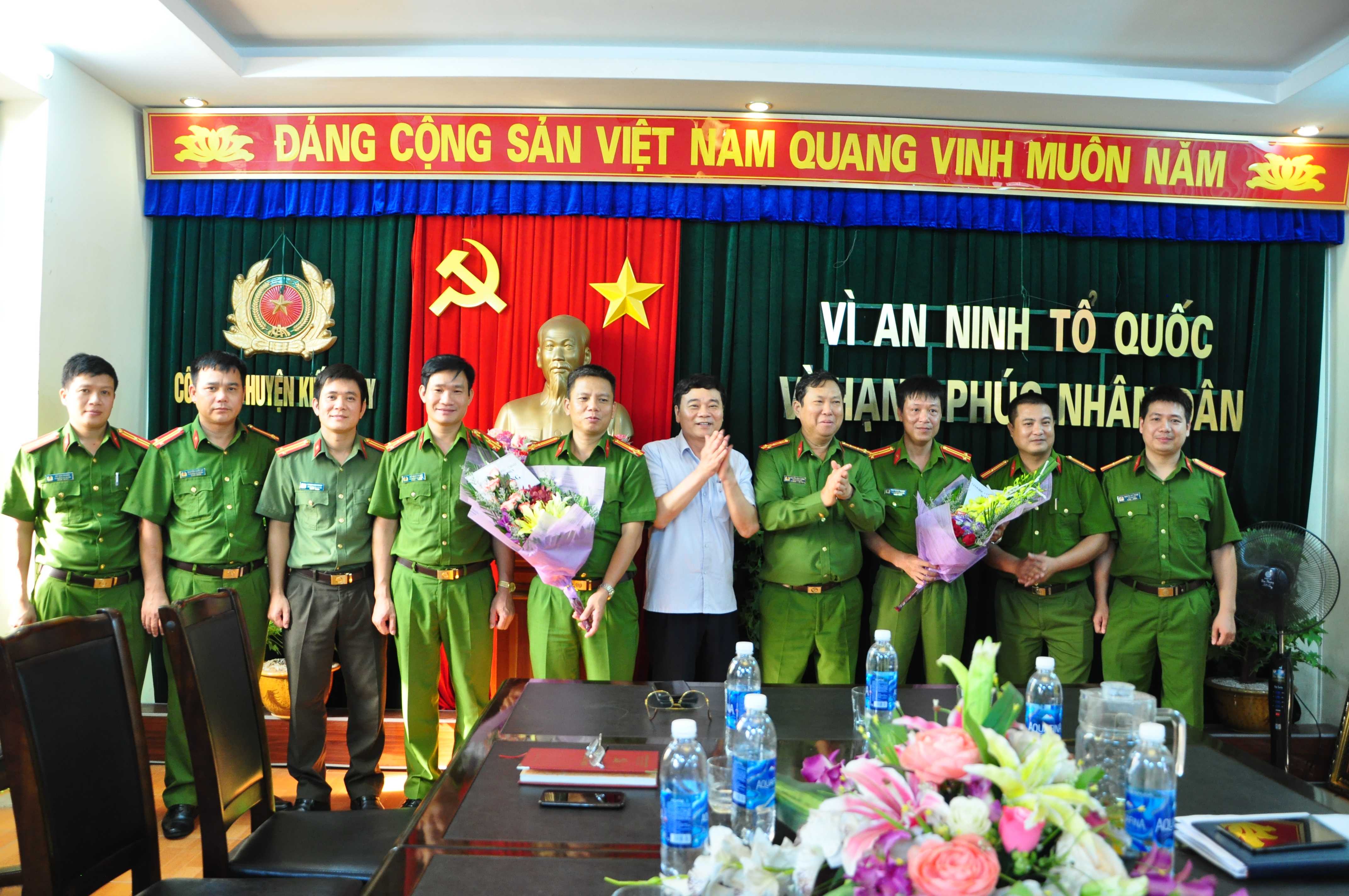 Khen thưởng Công an huyện Kiến Thụy phá 01 vụ tàng trữ trái phép chất ma túy tại quán Karaoke Luxury, 01 vụ Làm giả con dấu, tài liệu 