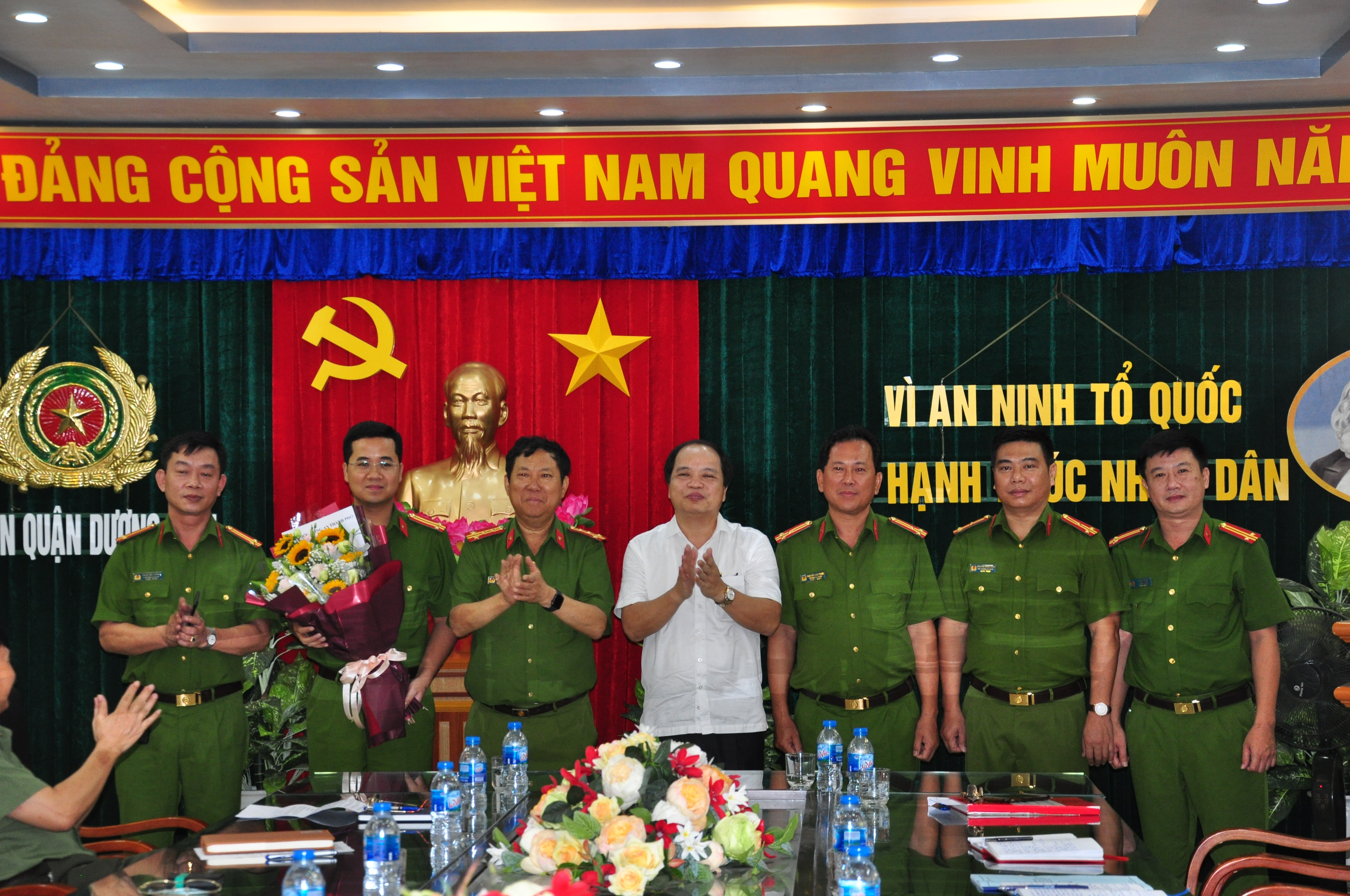 Khen thưởng Công an quận Dương Kinh