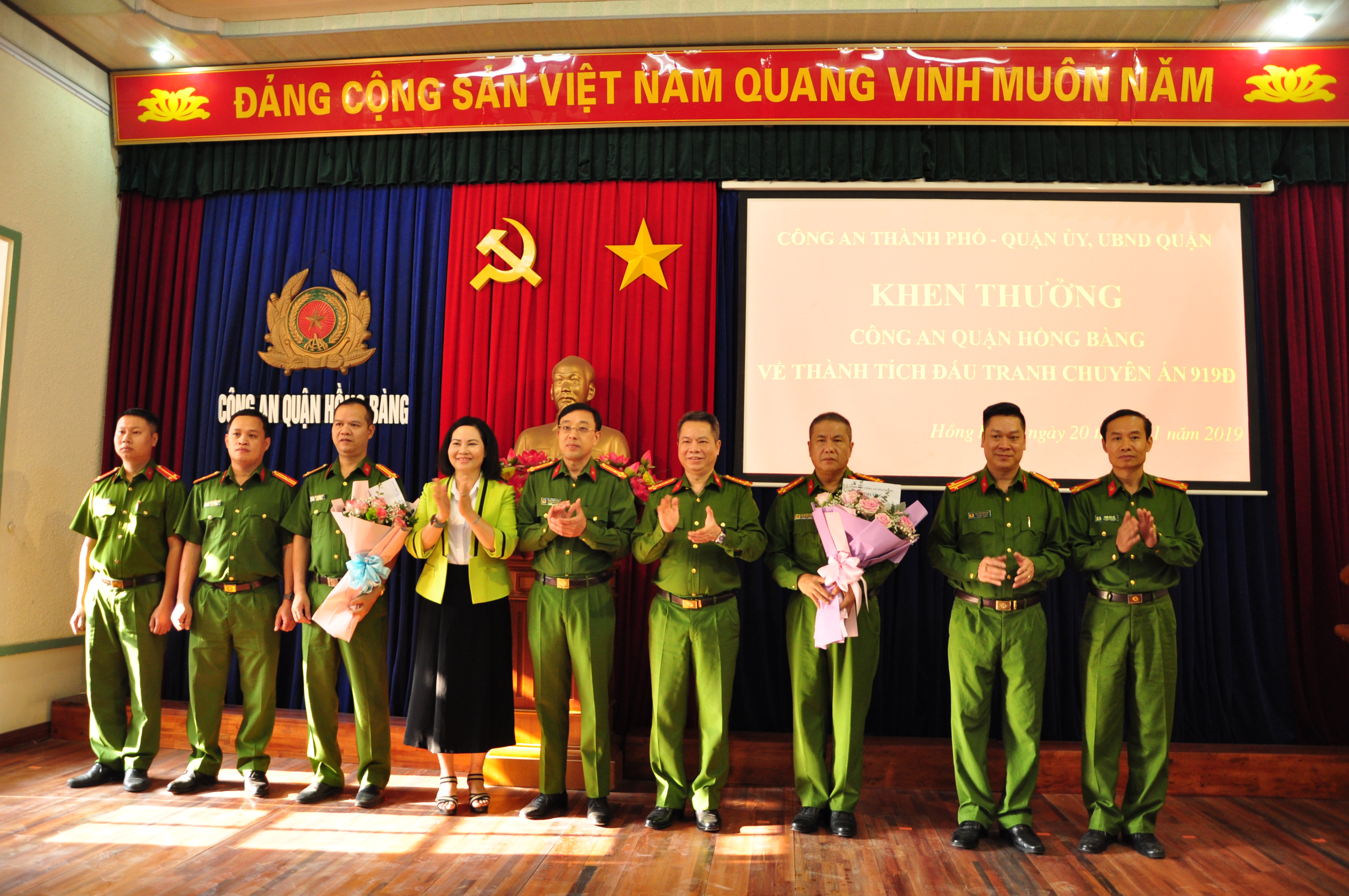 Khen thưởng Công an quận Hồng Bàng phá đường dây đánh bạc qua mạng internet