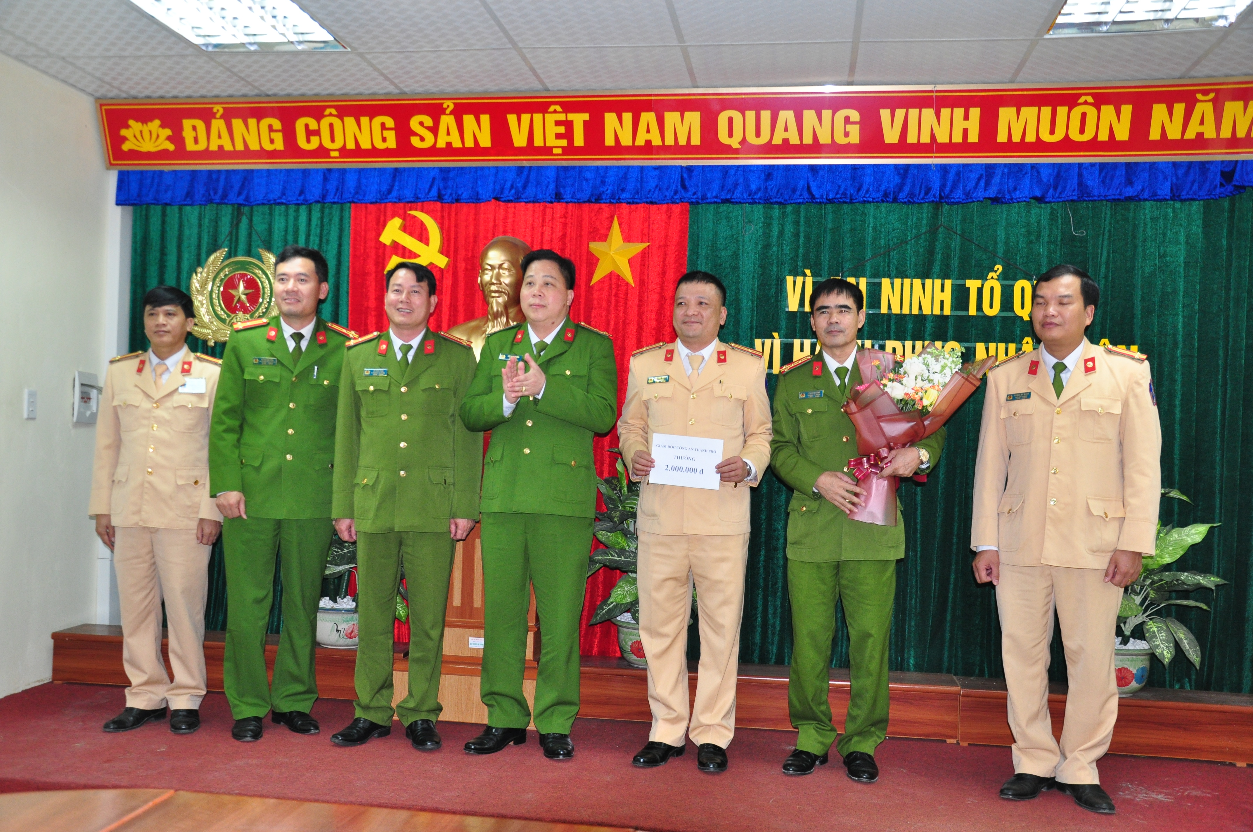 Khen thưởng Đội Cảnh sát giao thông - Công an huyện Thủy Nguyên bắt giữ 6 vụ với 8 đối tượng tàng trữ trái phép chất ma túy