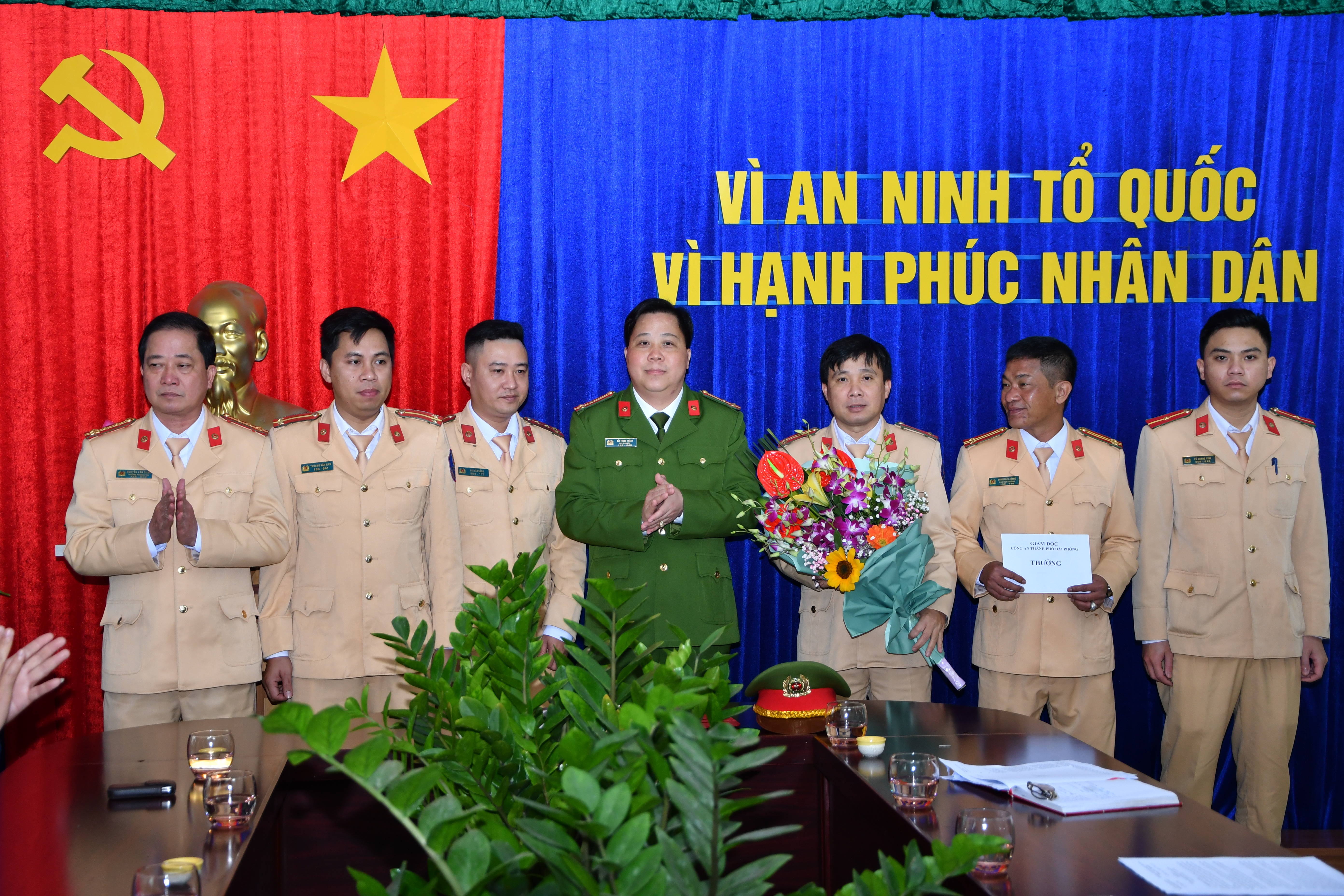 Khen thưởng Phòng Cảnh sát đường thủy lập công xuất sắc