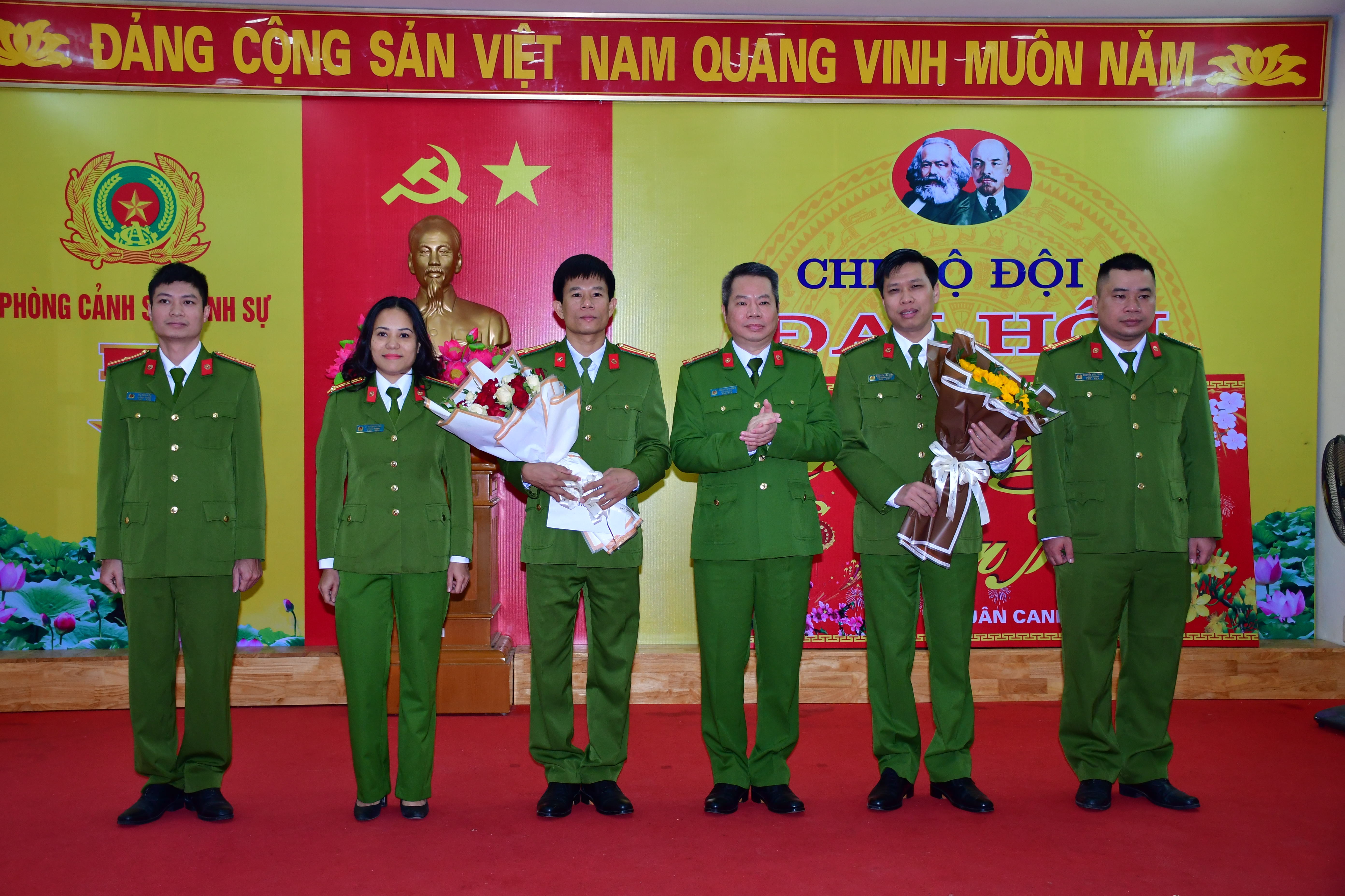 Khen thưởng Phòng Cảnh sát hình sự bắt đối tượng chính trong đường dây vận chuyển 20 bánh heroin từ Hòa Bình về Hải Phòng 