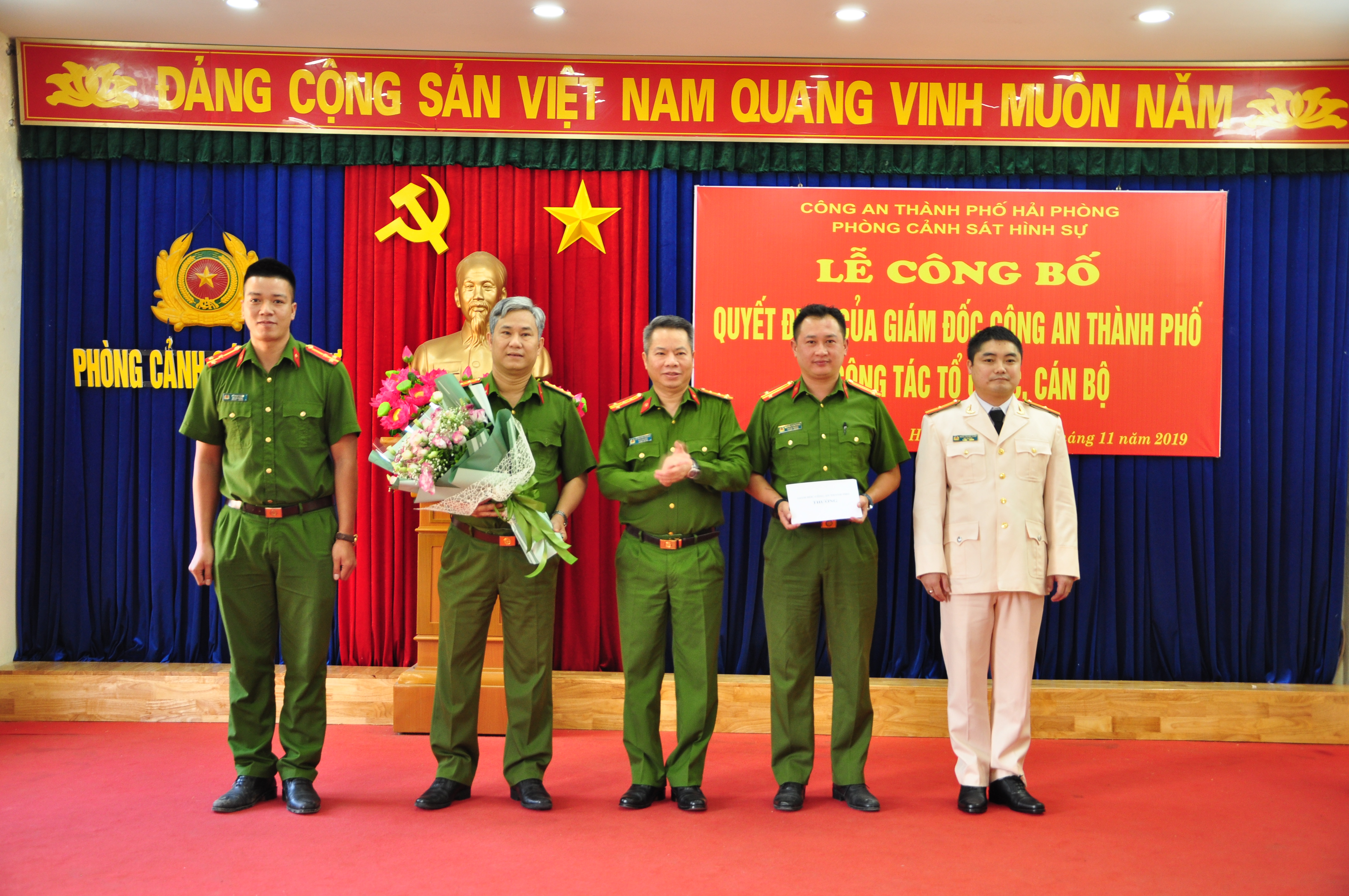 Khen thưởng Phòng Cảnh sát hình sự khám phá chuyên án đấu tranh với nhóm đối tượng hoạt động “tín dụng đen”