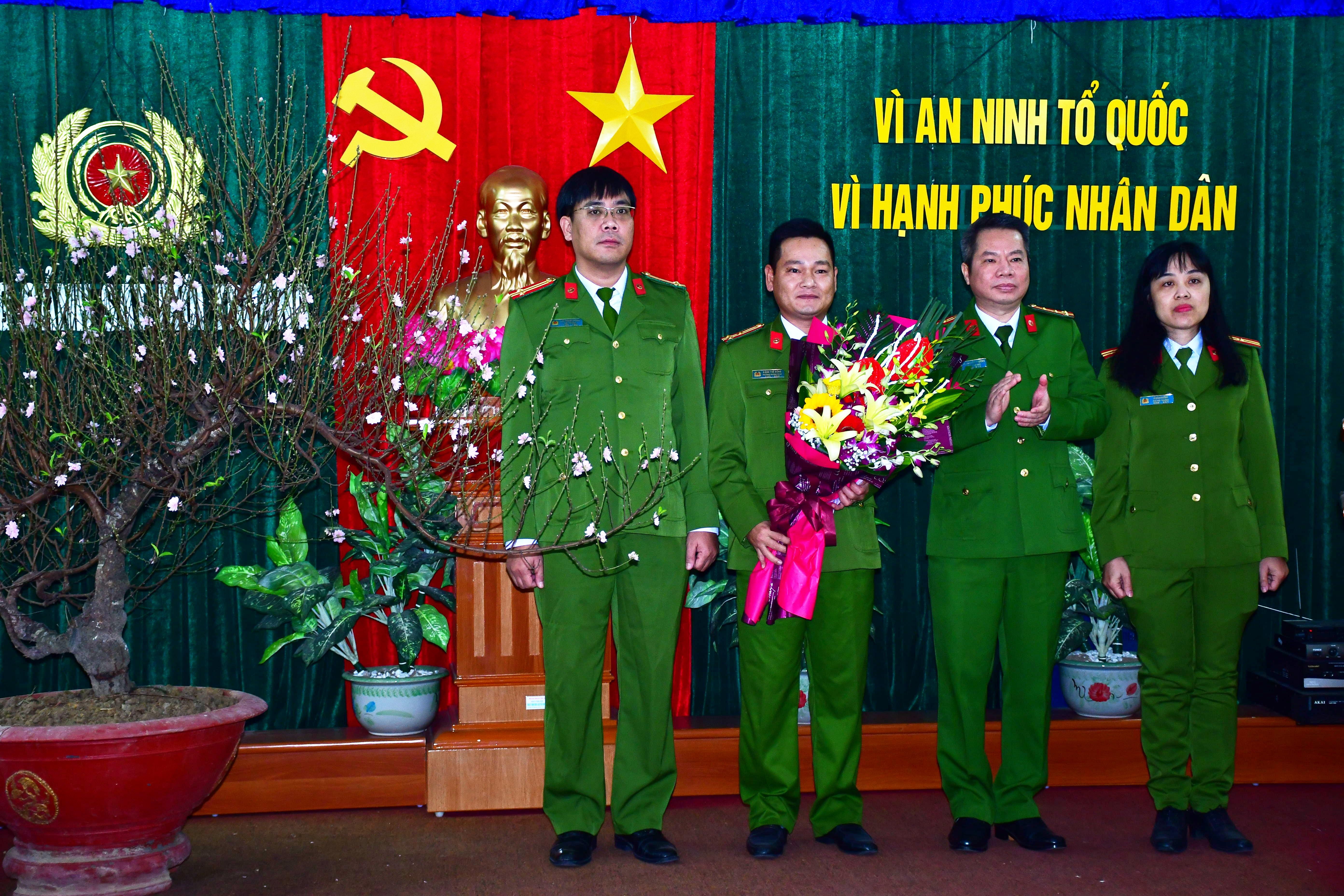 Khen thưởng Phòng Cảnh sát điều tra tội phạm về môi trường