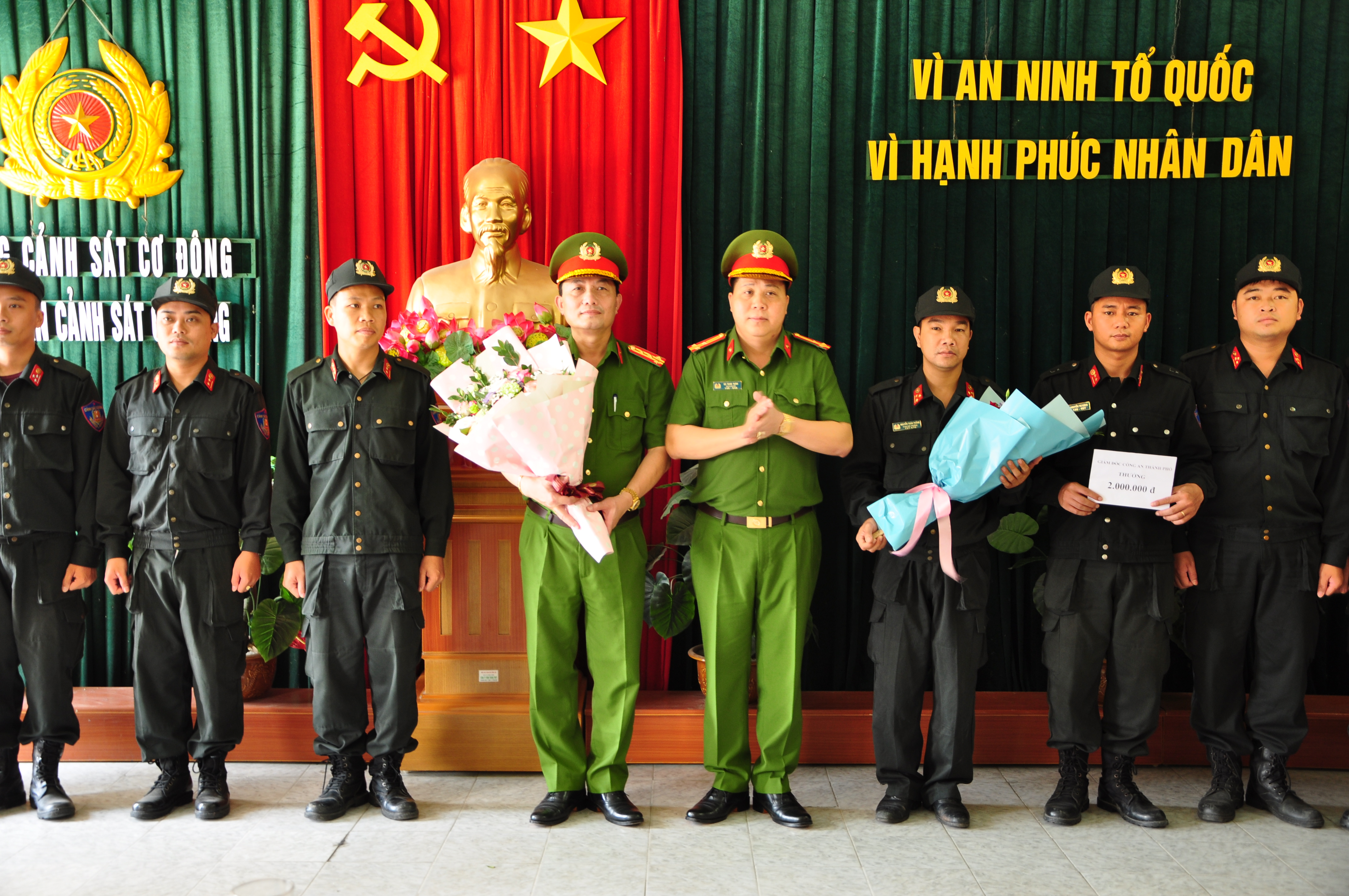 Khen thưởng Tổ công tác phòng Cảnh sát Cơ động CATP bắt đối tượng vận chuyển ma túy