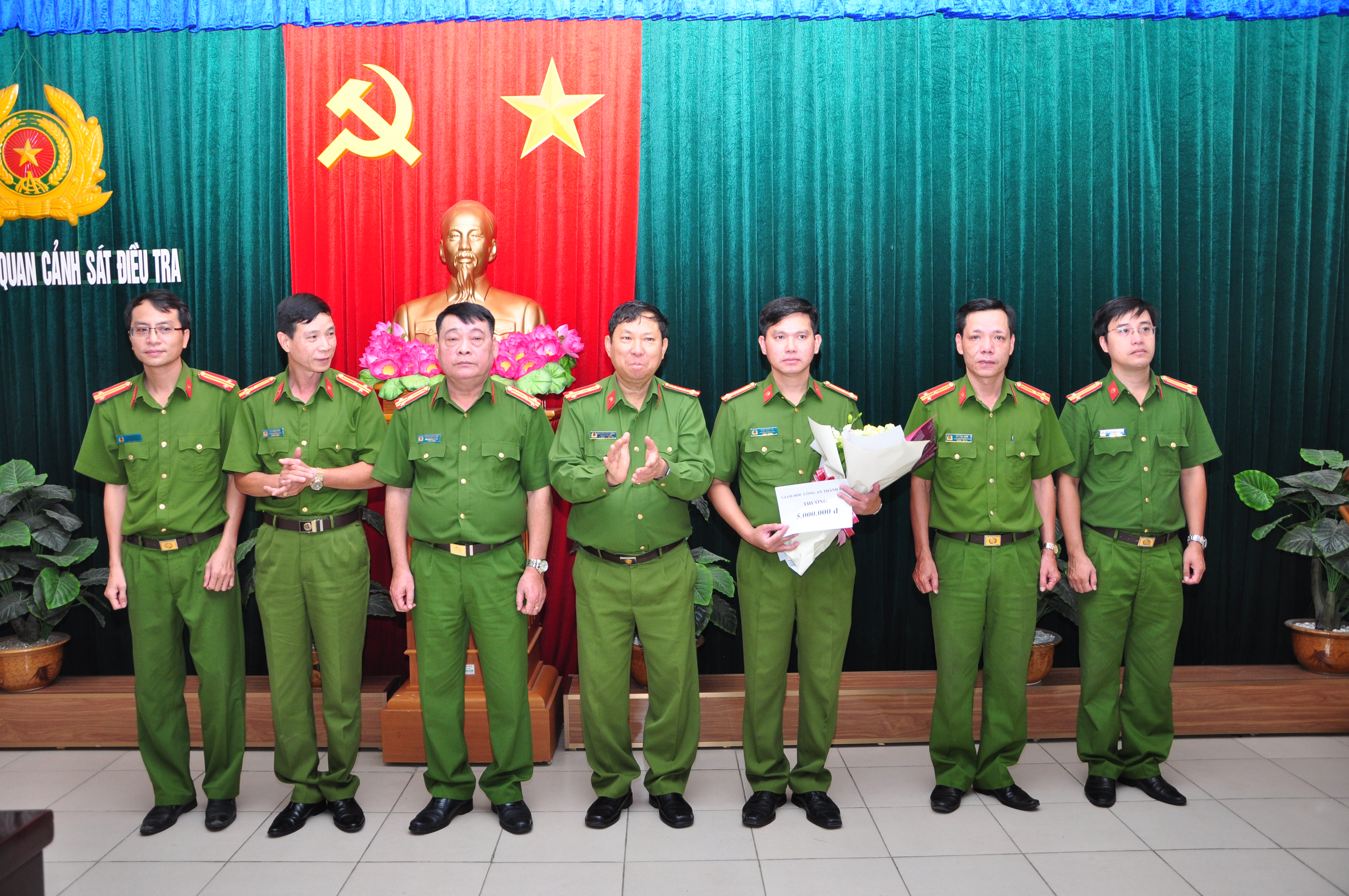 Khen thưởng Văn phòng Cơ quan CSĐT - CATP liên tiếp truy bắt các đối tượng truy nã