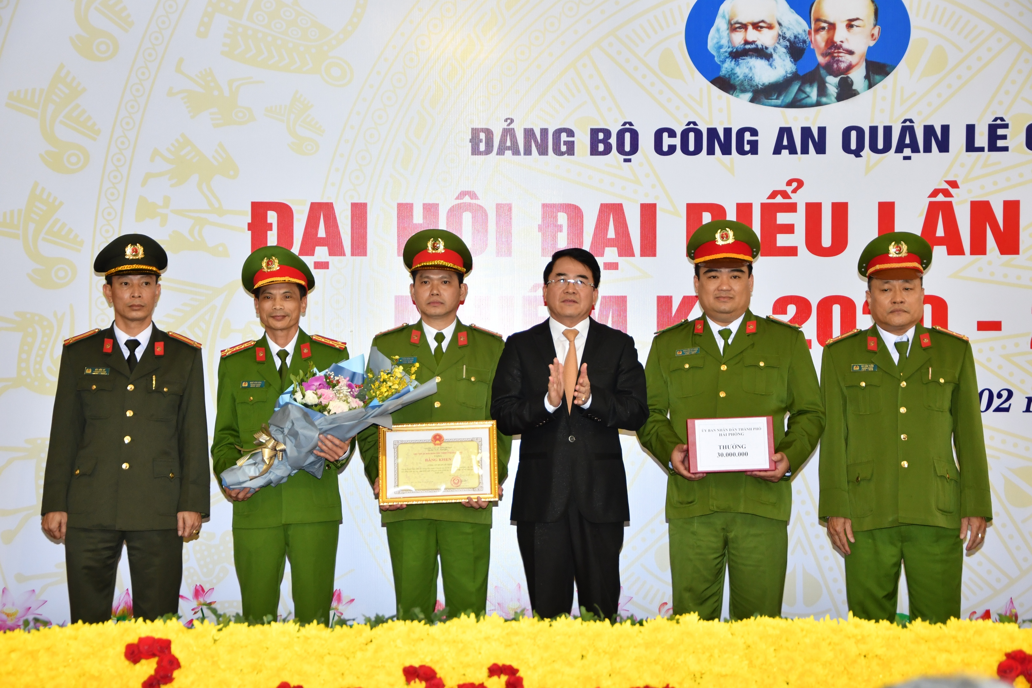 Khen thưởng các đơn vị bắt giữ các đối tượng mua bán, vận chuyển trái phép chất ma túy thu 703,73g heroin, 18.549,29g ma túy tổng hợp và nhiều tang vật có liên quan