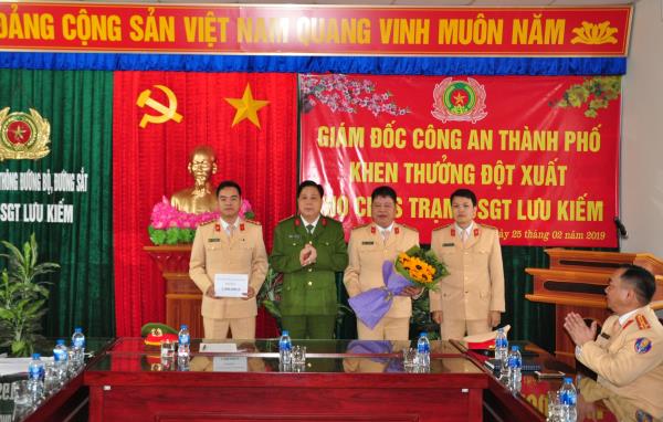 Khen thưởng đột xuất Trạm Cảnh sát giao thông Lưu Kiếm