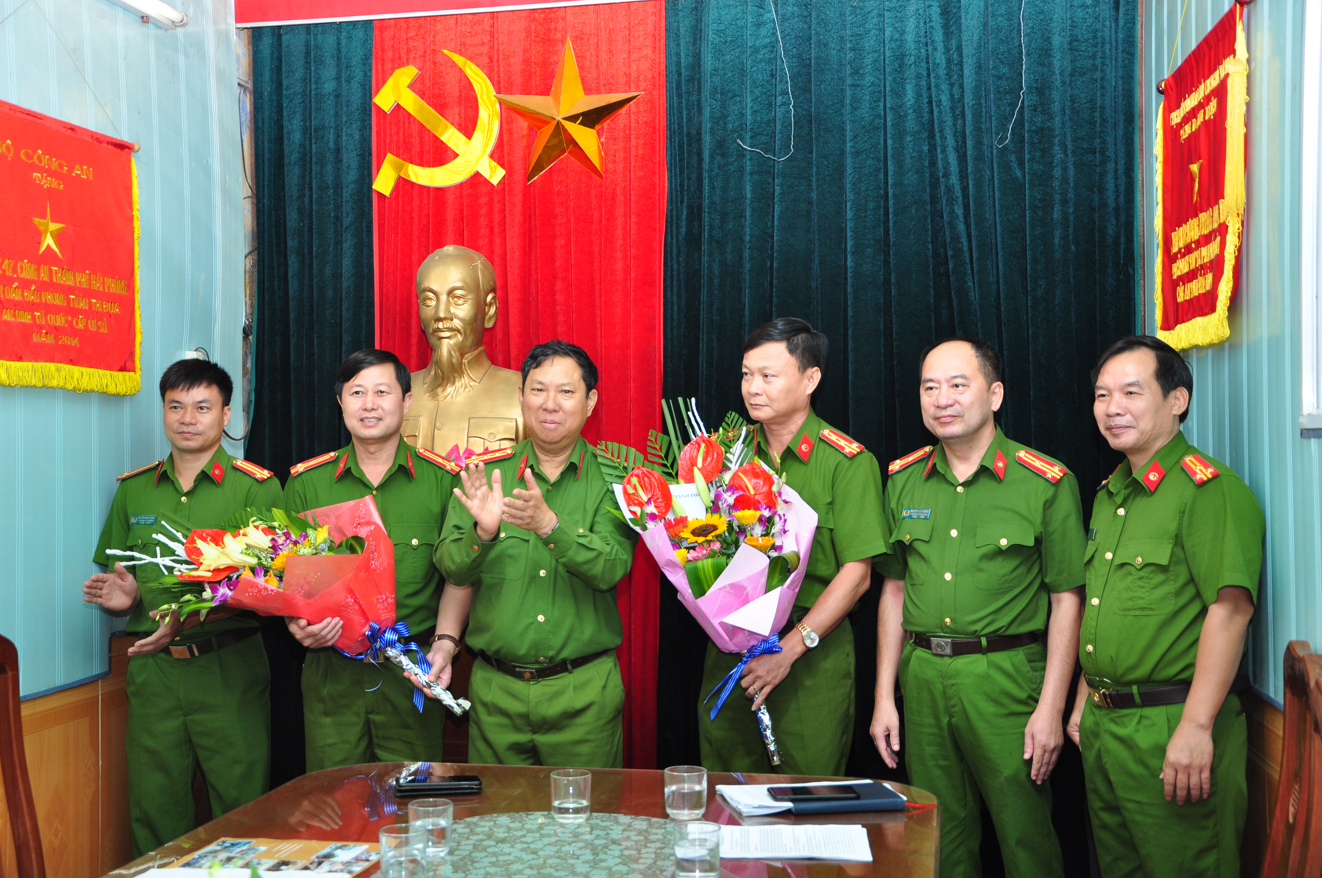 Khen thưởng phòng Cảnh sát điều tội phạm về ma túy và Công an quận Hải An 