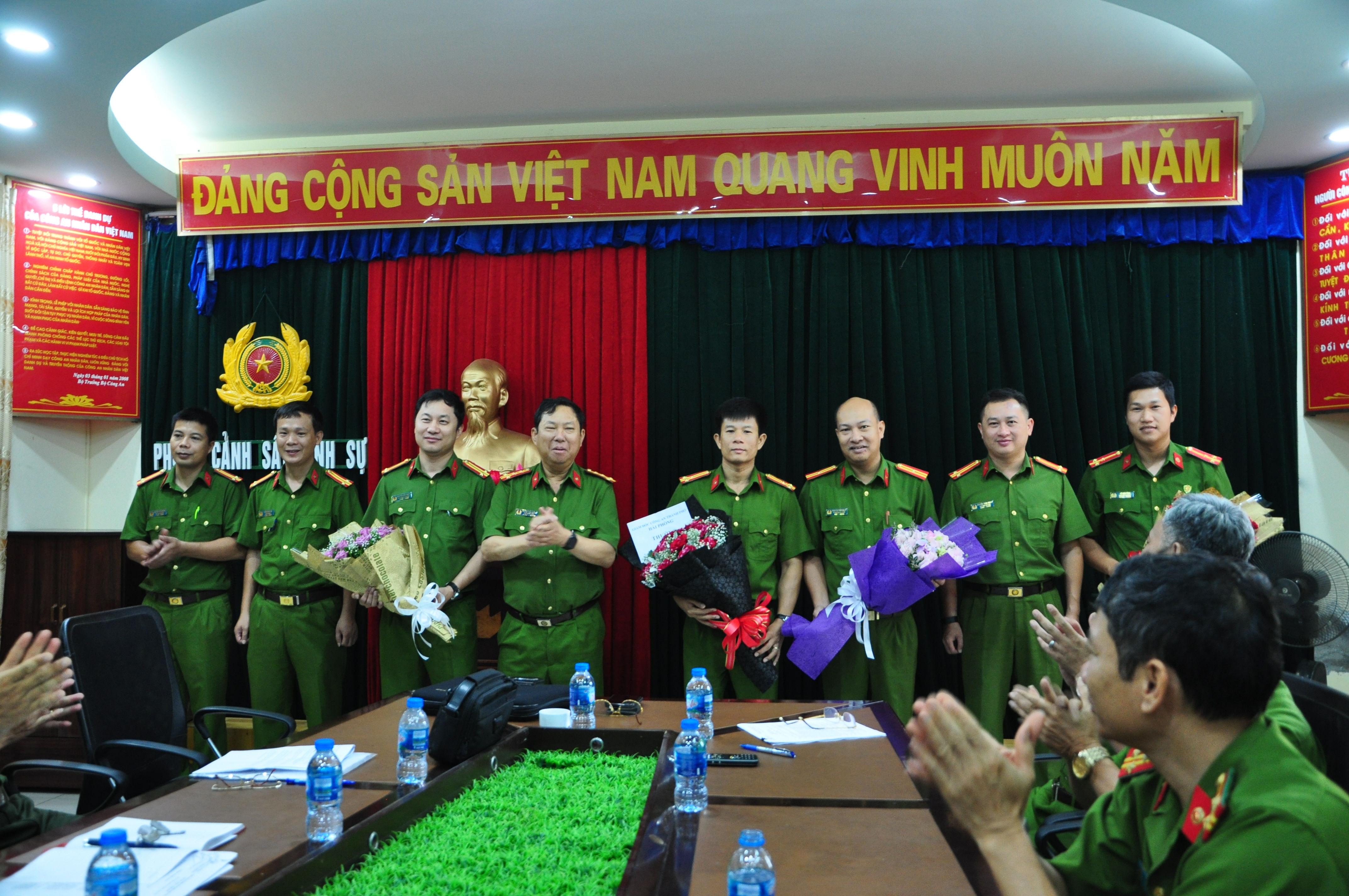 Khen thưởng phòng Cảnh sát hình sự và các đơn vị bắt đối đượng cố ý gây thương tích...