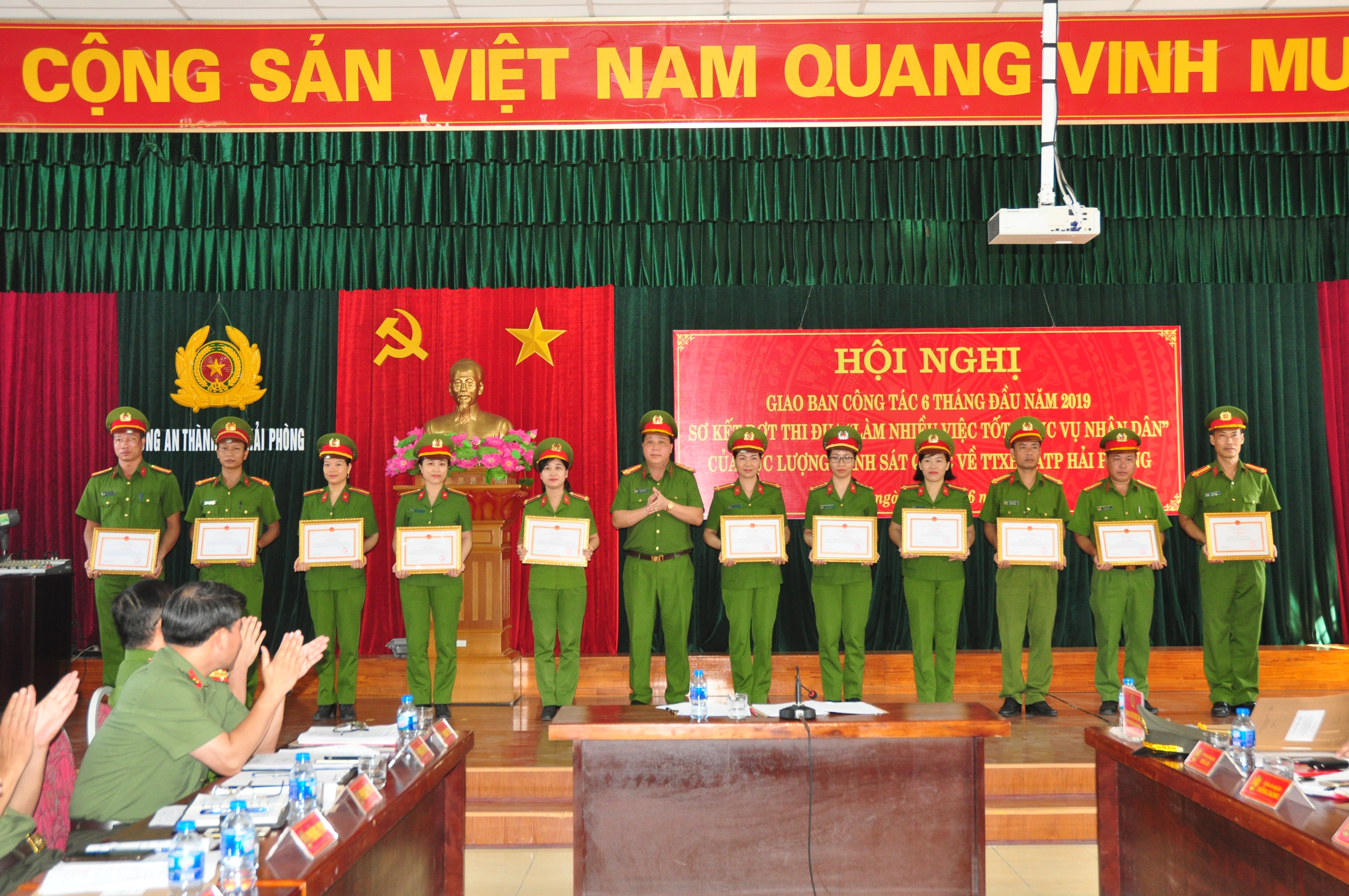 Khối Cảnh sát QLHC về TTXH: Thi đua làm nhiều việc tốt phục vụ nhân dân