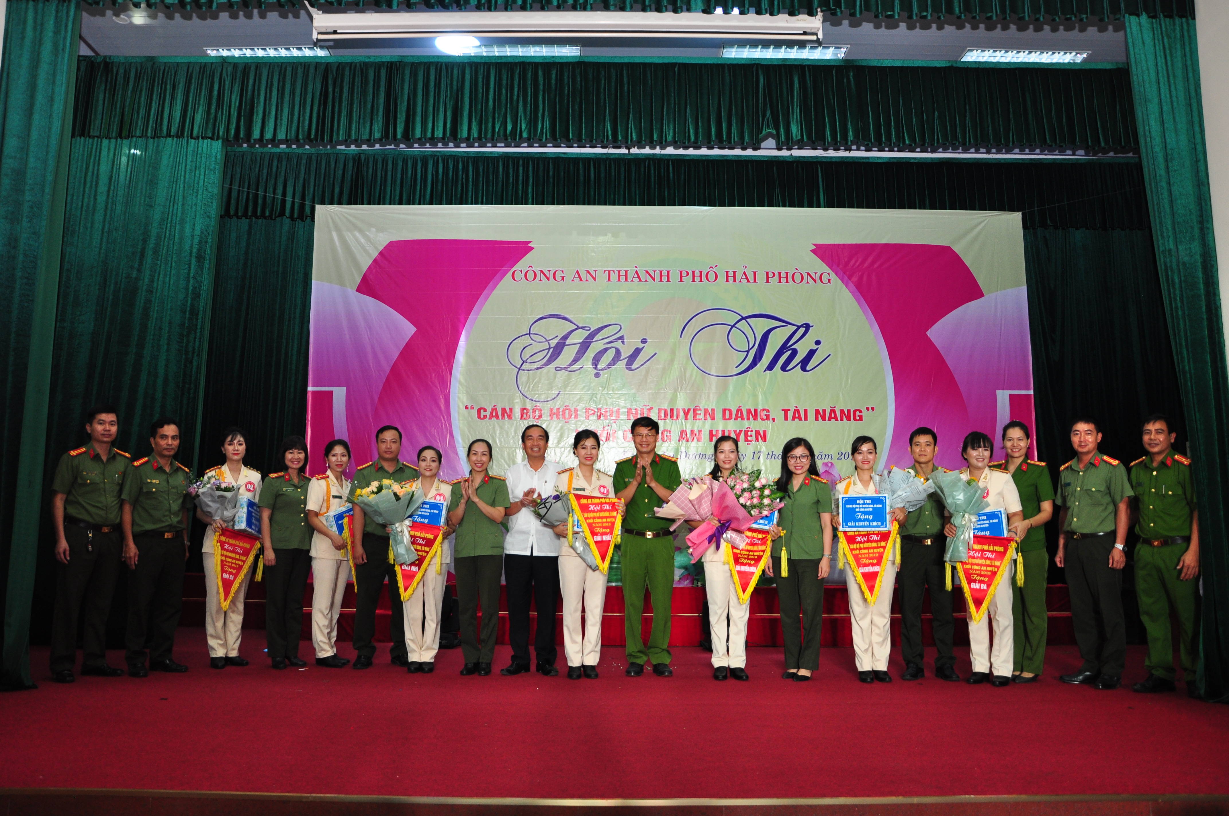 Khối Công an huyện tổ chức hội thi “Cán bộ Hội phụ nữ duyên dáng, tài năng” 