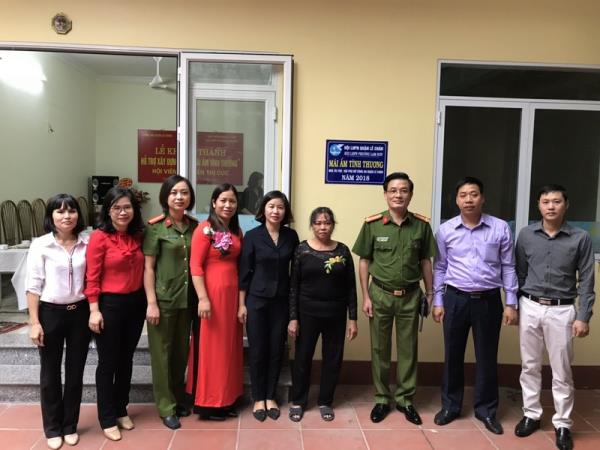 Khối Công an quận: Quan tâm thăm hỏi, tặng quà gia đình chính sách