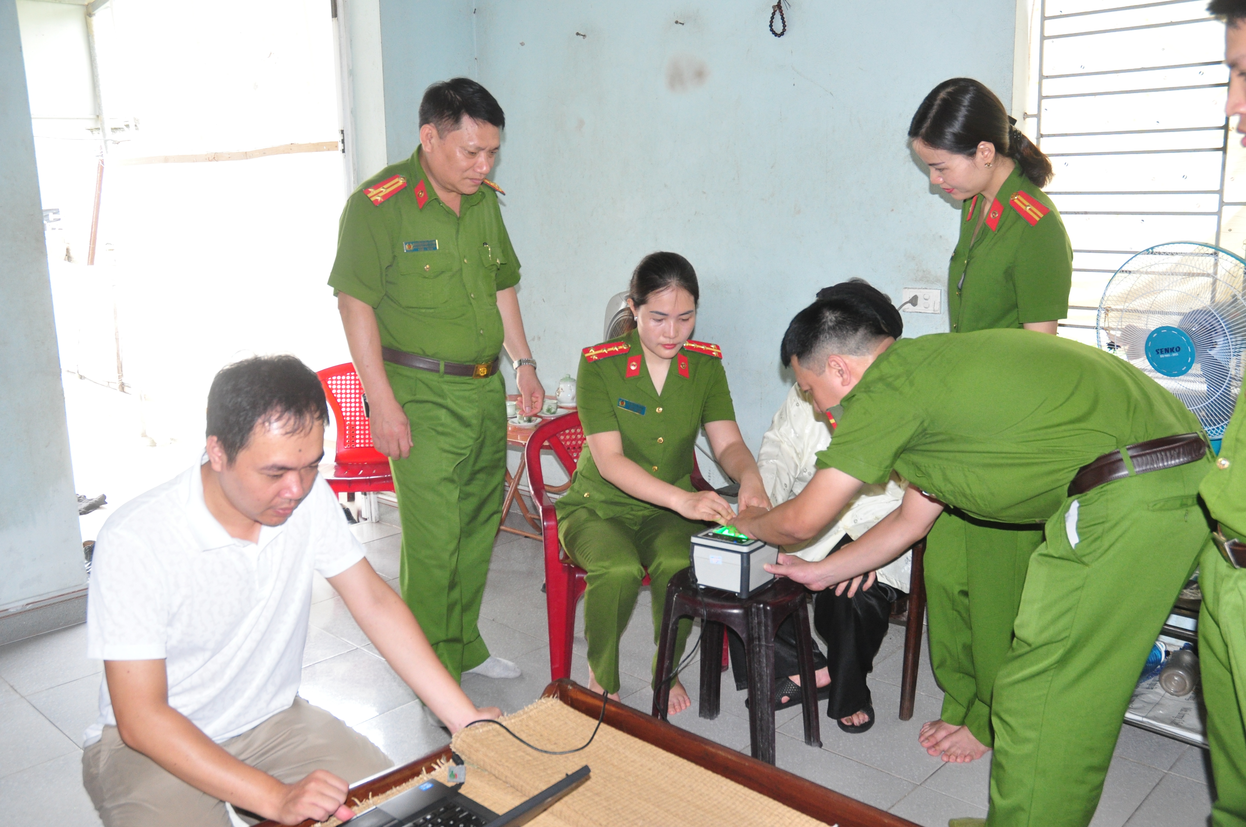 Khối Công an quận: Tăng cường thực hiện công trình, phân việc phục vụ nhân dân