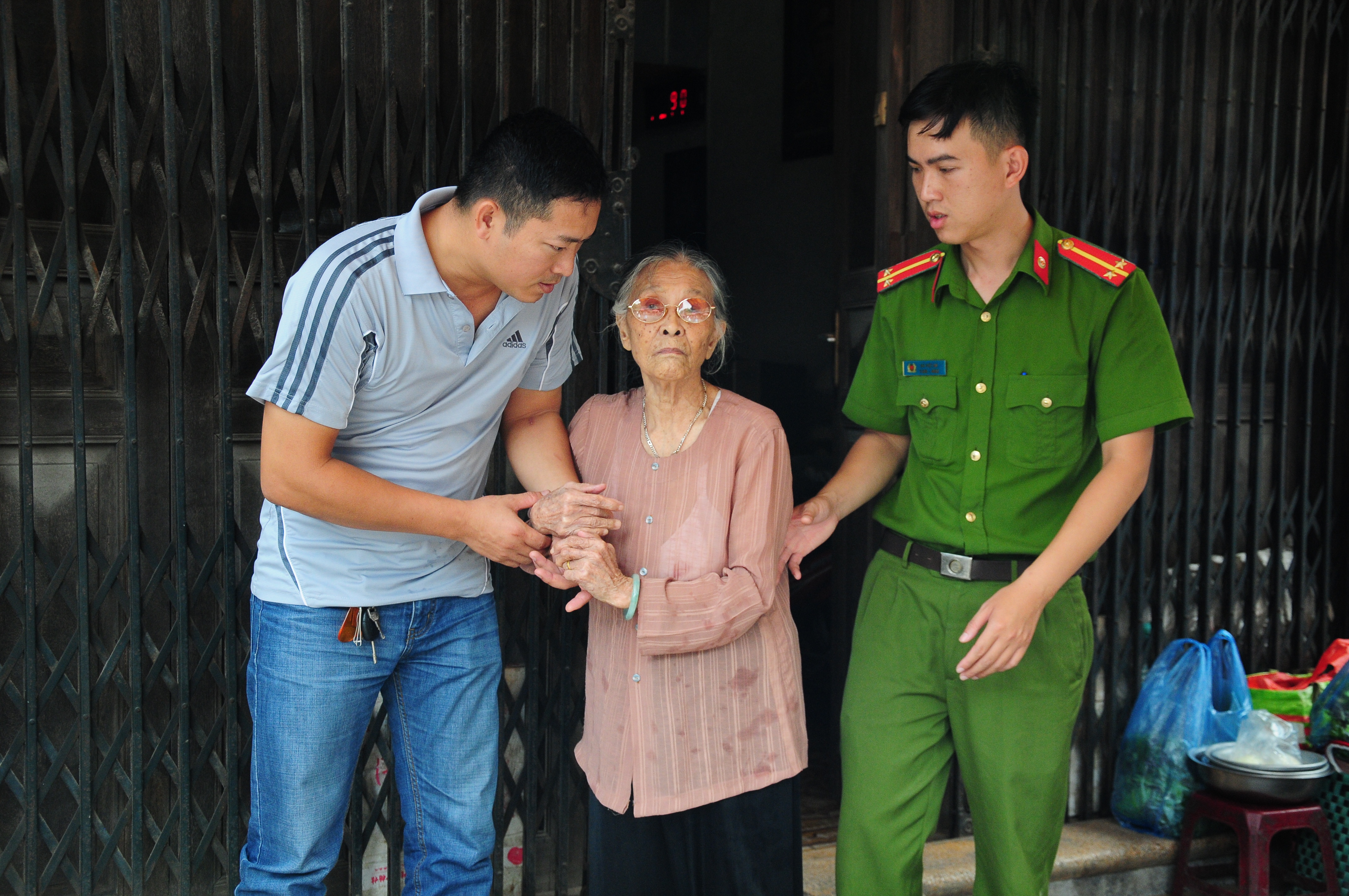 Khối Công an quận tiếp tục thực hiện hiệu quả phần việc “Nâng cao chất lượng công tác quản lý tạm trú, lưu trú, tạm vắng”