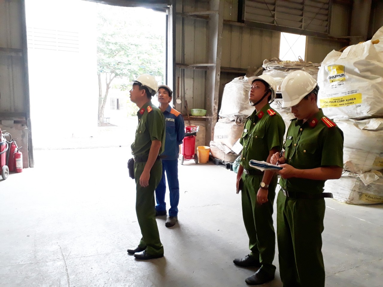 Kiểm tra công tác PCCC, CNCH đối với các cơ sở sản xuất, kinh doanh, kho hàng có nguy hiểm cháy, nổ cao trong khu dân cư 