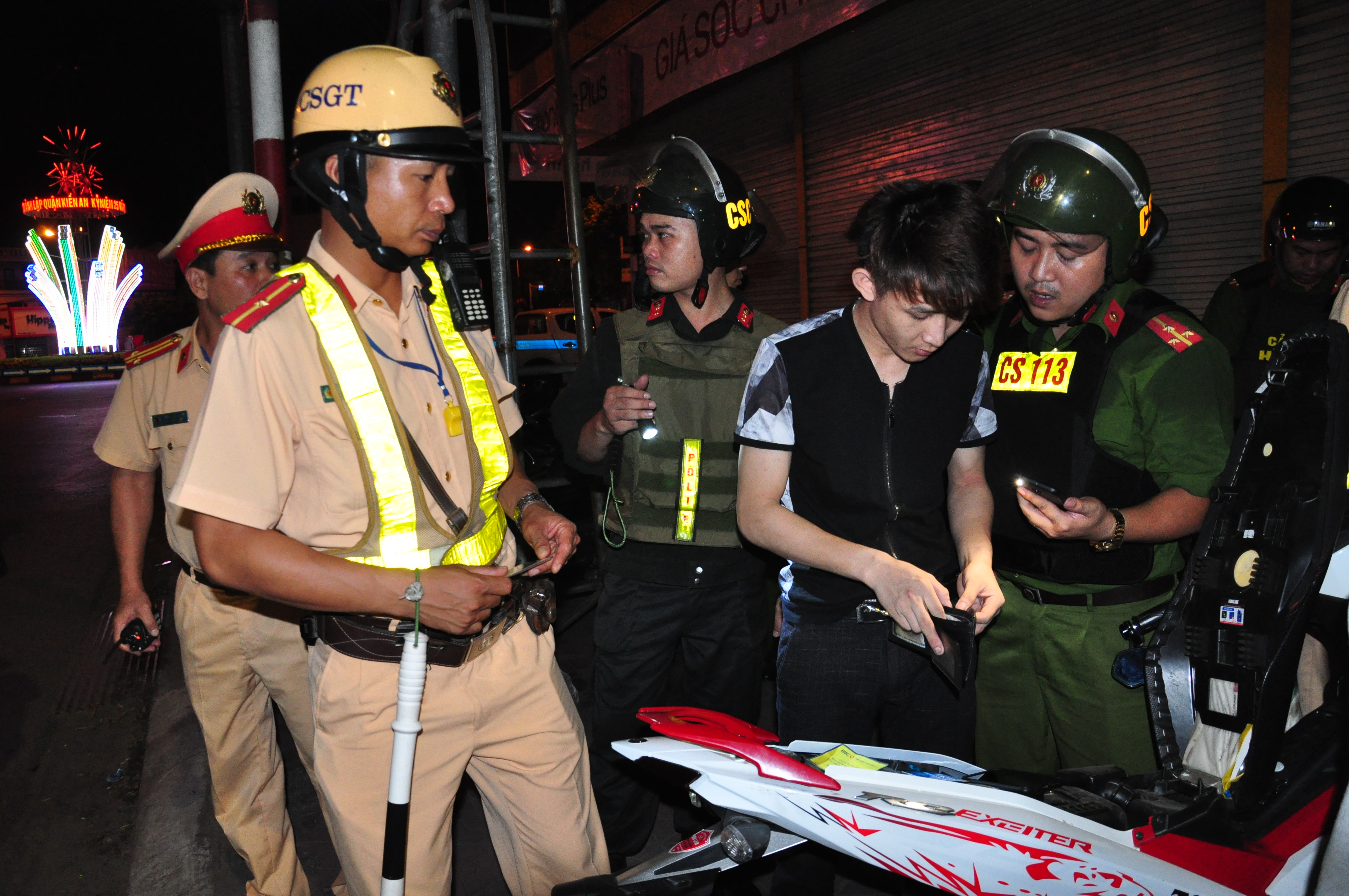 Kiểm tra phương tiện, phát hiện và xử lý vi phạm tại Ngã 6 Quán Trữ (Kiến An) thực hiện Mệnh lệnh số 01 của Giám đốc CATP: