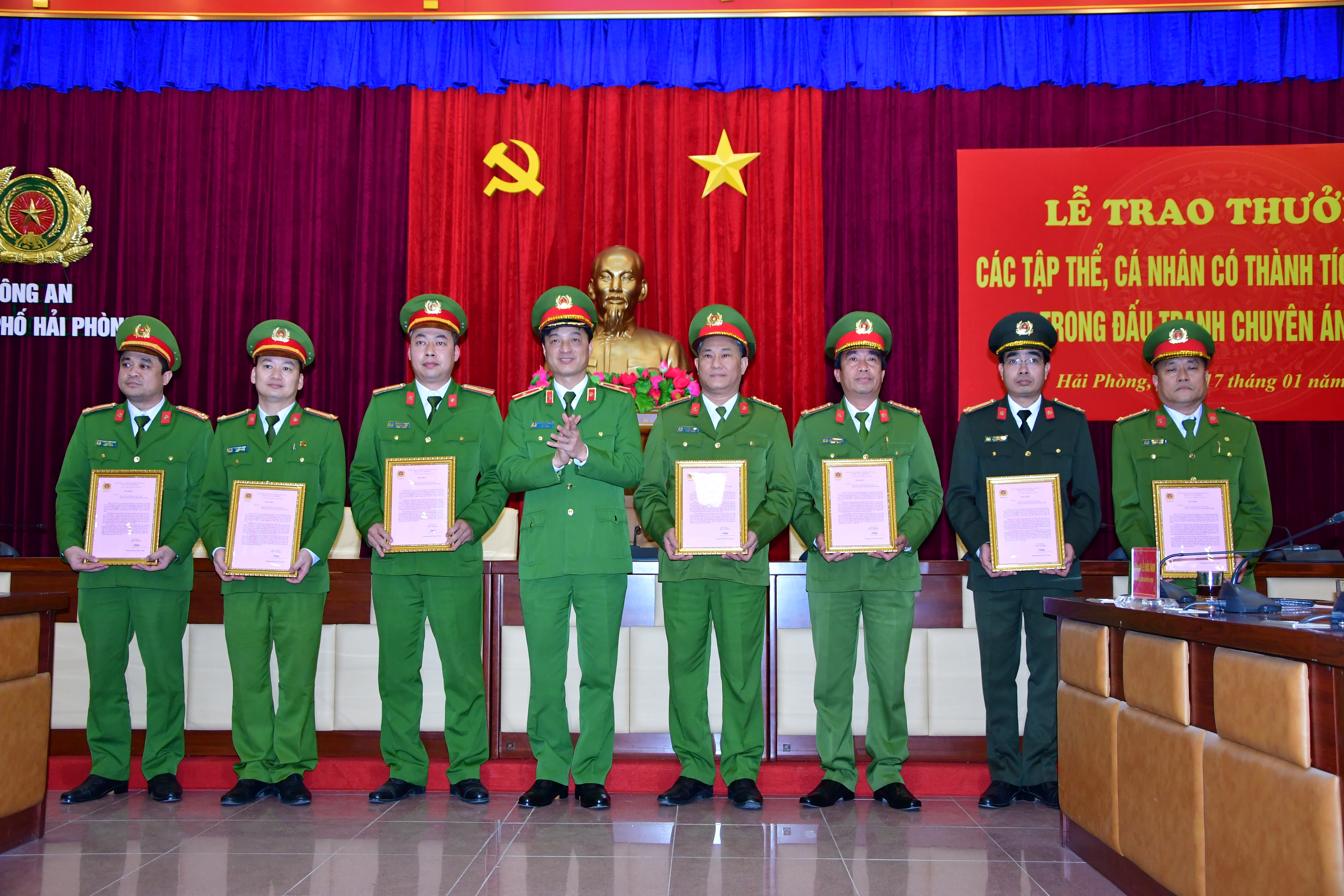 Lãnh đạo Bộ Công an gửi thư khen và trao thưởng các tập thể, cá nhân điều tra khám phá vụ án sát hại chủ đầm rươi ở Quang Hưng, An Lão