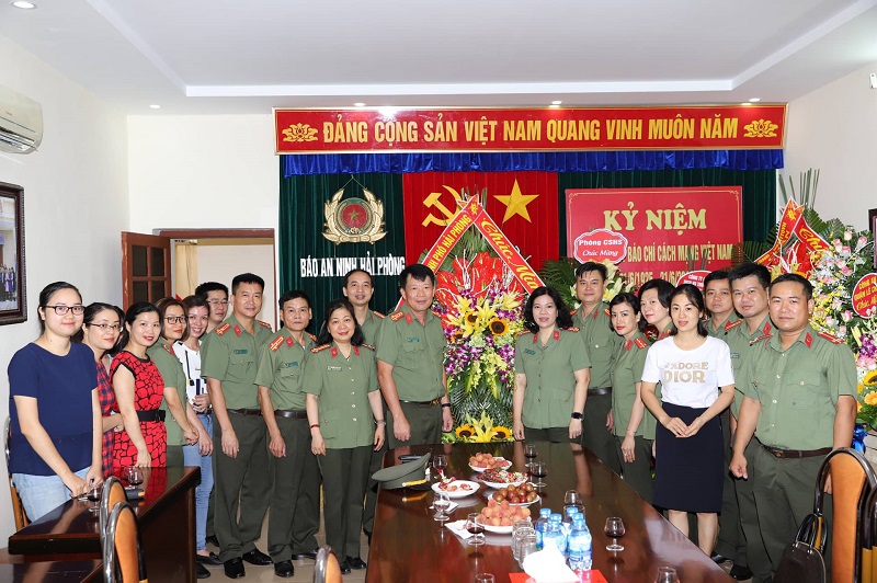 Lãnh đạo CATP thăm, chúc mừng Báo An ninh Hải Phòng