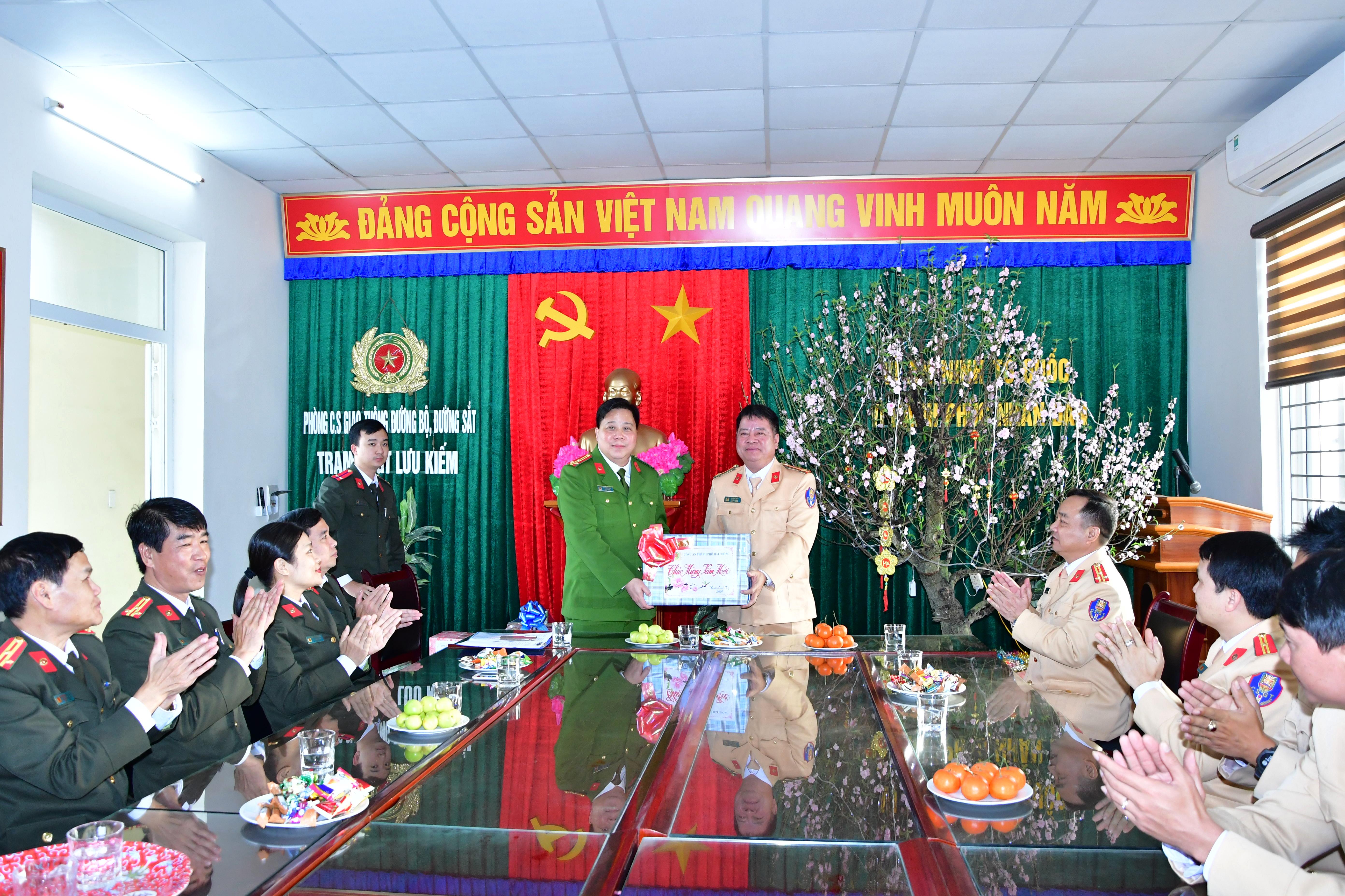 Lãnh đạo Công an thành phố chúc Tết các đơn vị tiêu biểu 