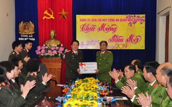 Lãnh đạo Công an thành phố chúc Tết các đơn vị tiêu biểu