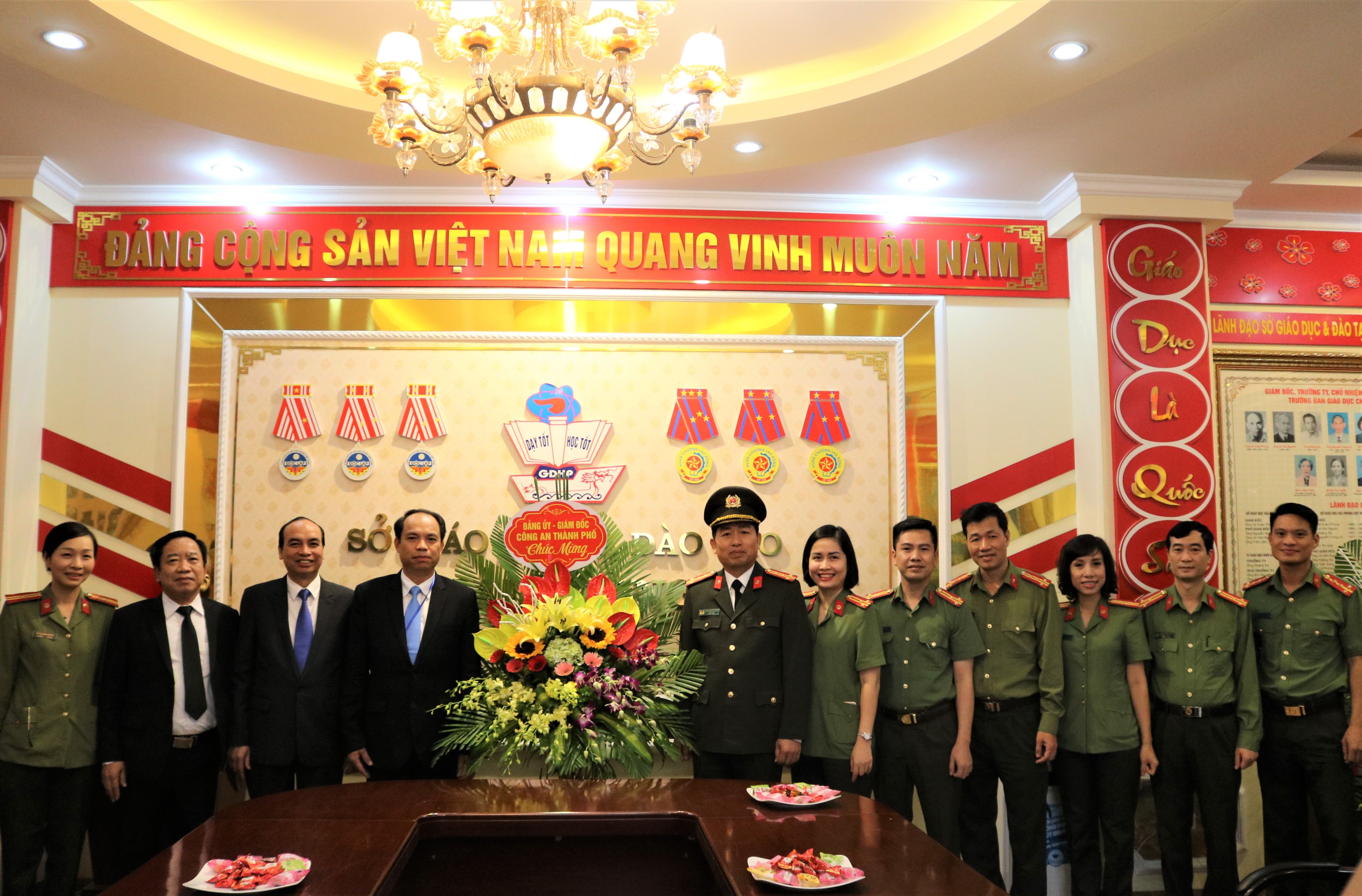 Lãnh đạo Công an thành phố chúc mừng ngày Nhà giáo Việt Nam