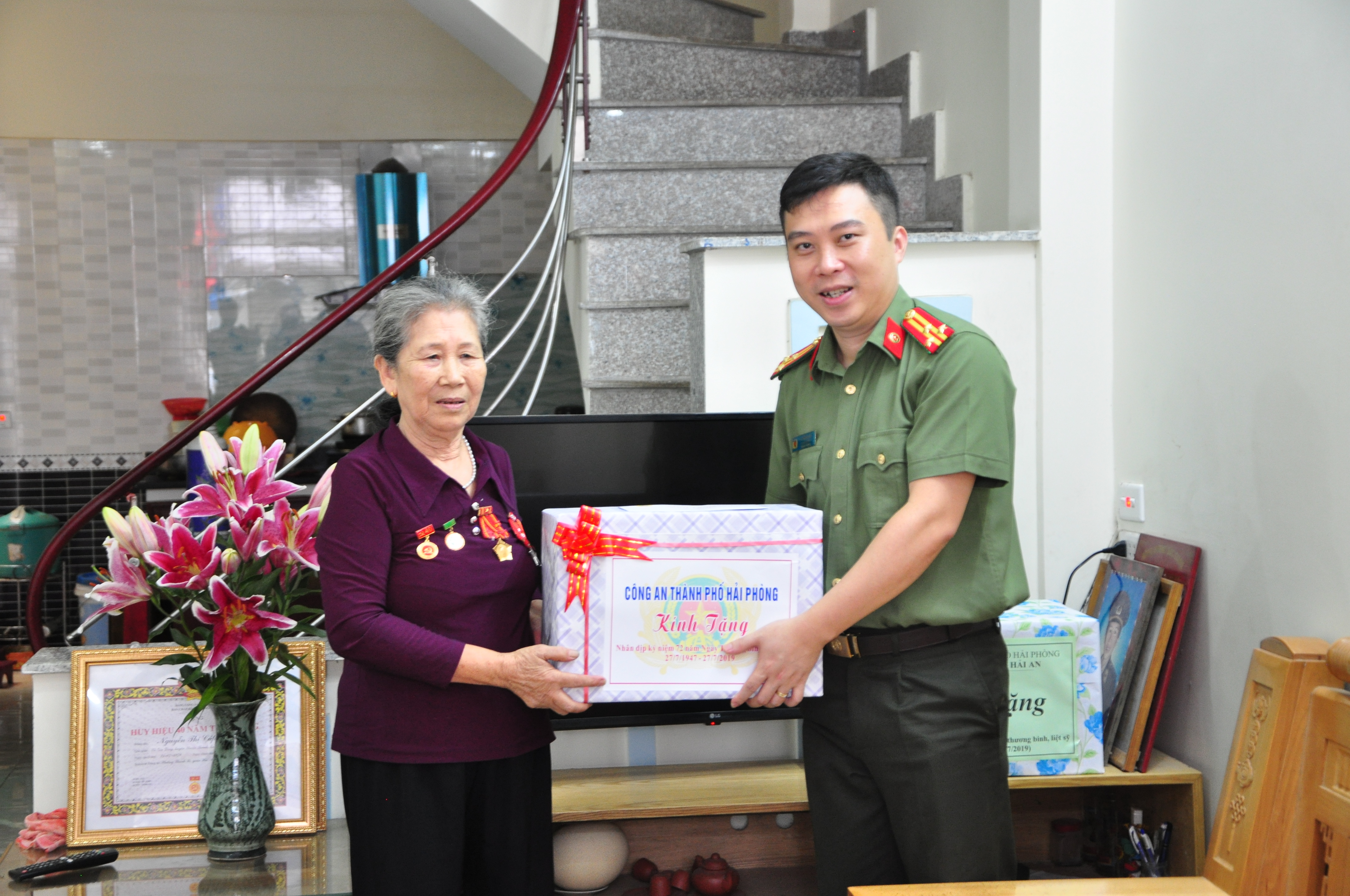 Lãnh đạo Công an thành phố thăm, tặng quà các gia đình liệt sỹ, gia đình chính sách