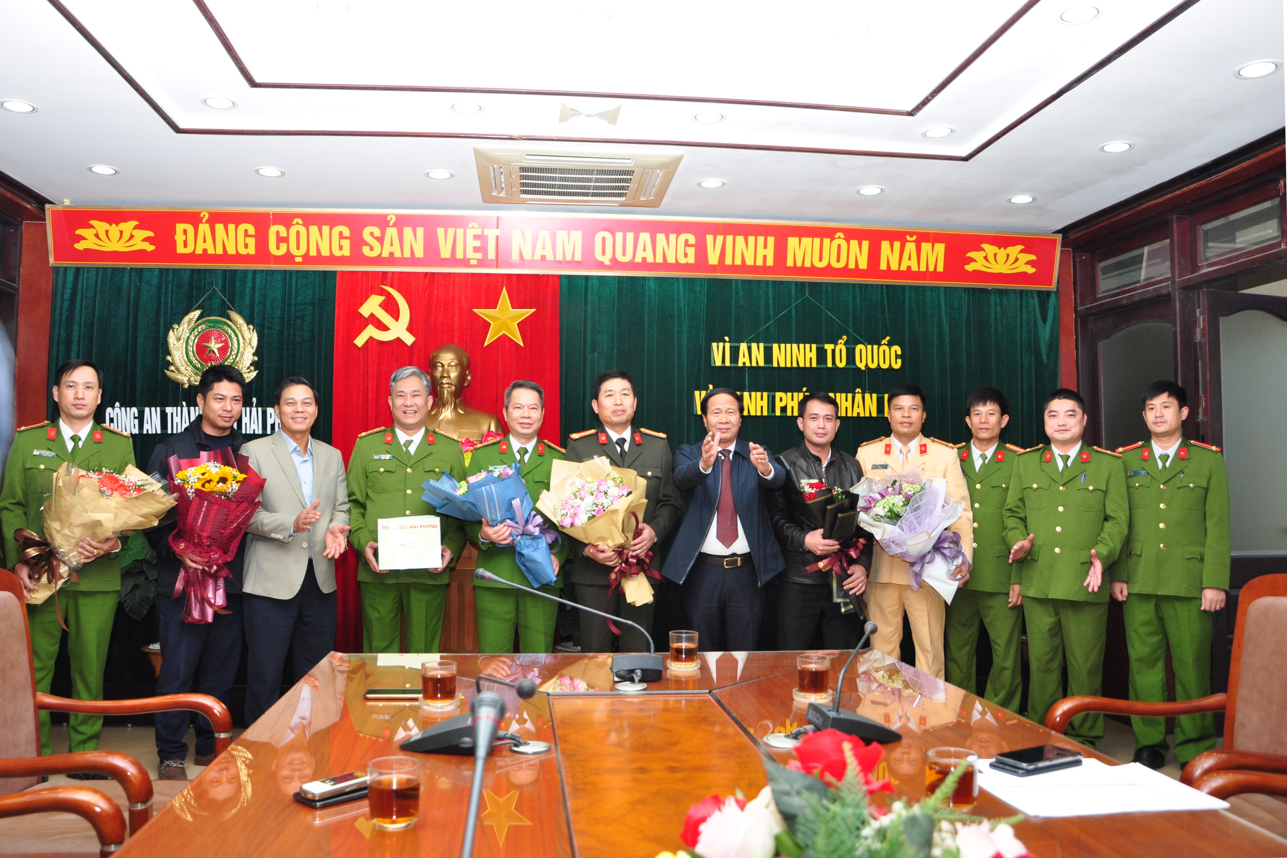 Lãnh đạo thành phố khen thưởng  Công an thành phố bắt giữ nhóm đối tượng vận chuyển 44 bánh heroin