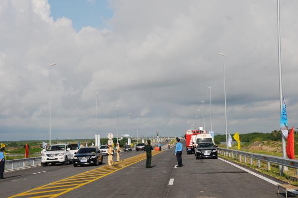 Lắp đặt hệ thống đèn tín hiệu giao thông tại 2 ngã ba thôn Ninh Tiếp, xã Nghĩa Lộ, huyện Cát Hải