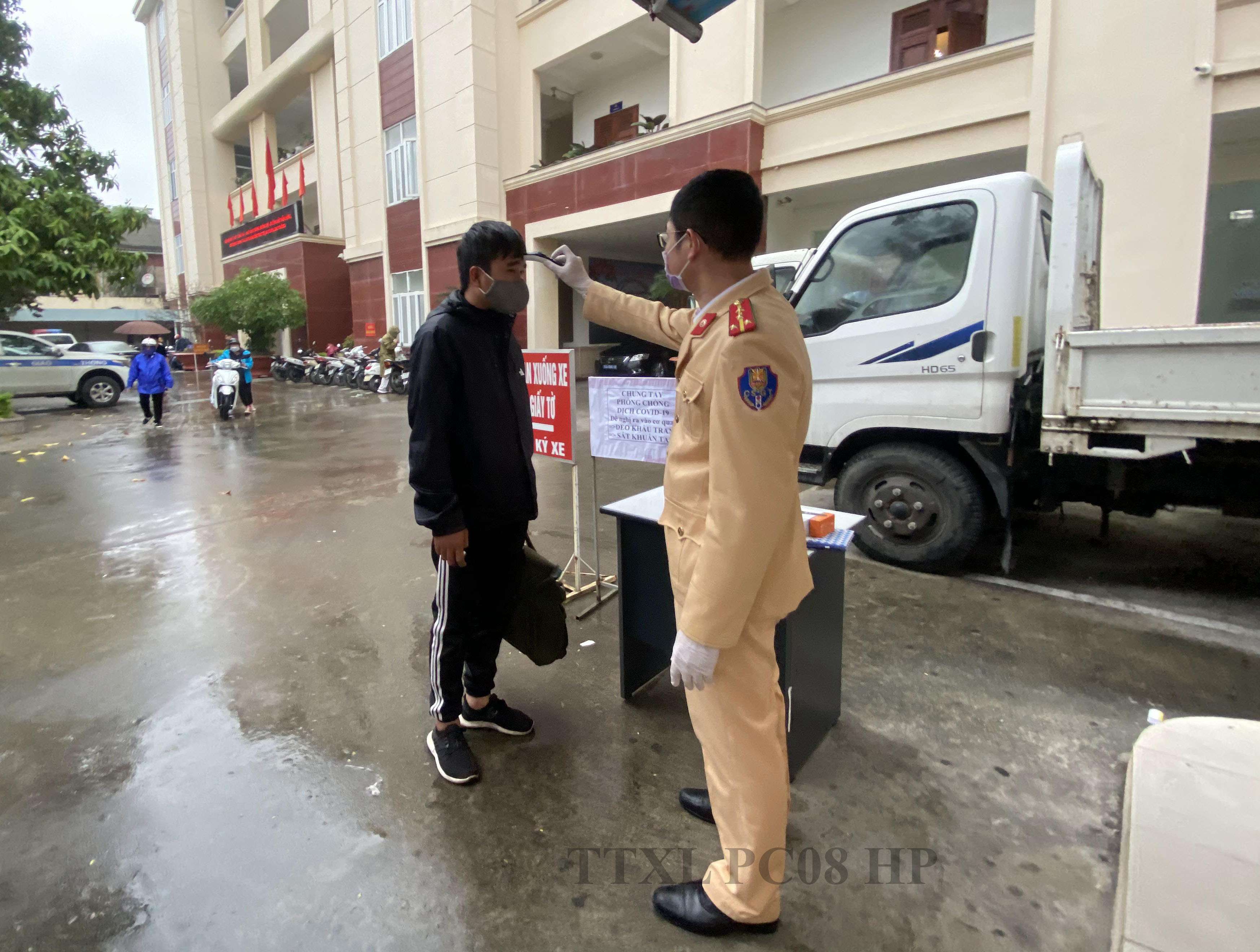 Phòng Cảnh sát giao thông đường - bộ đường sắt: Ngày đầu thực hiện đeo khẩu trang tại nơi công cộng