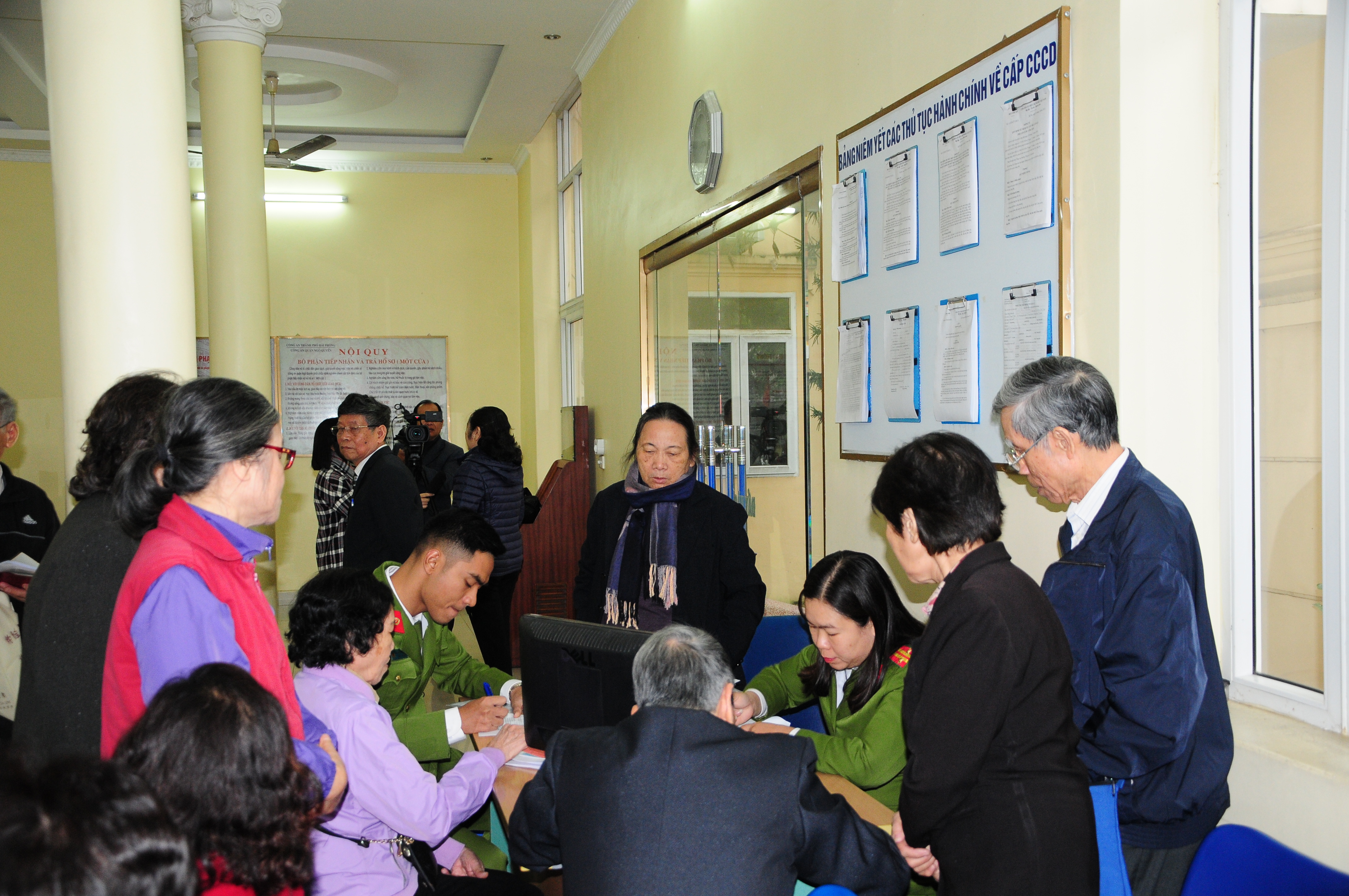 Người dân cảm ơn Công an quận Ngô Quyền và Công an phường Lạch Tray về việc được cấp căn cước công dân