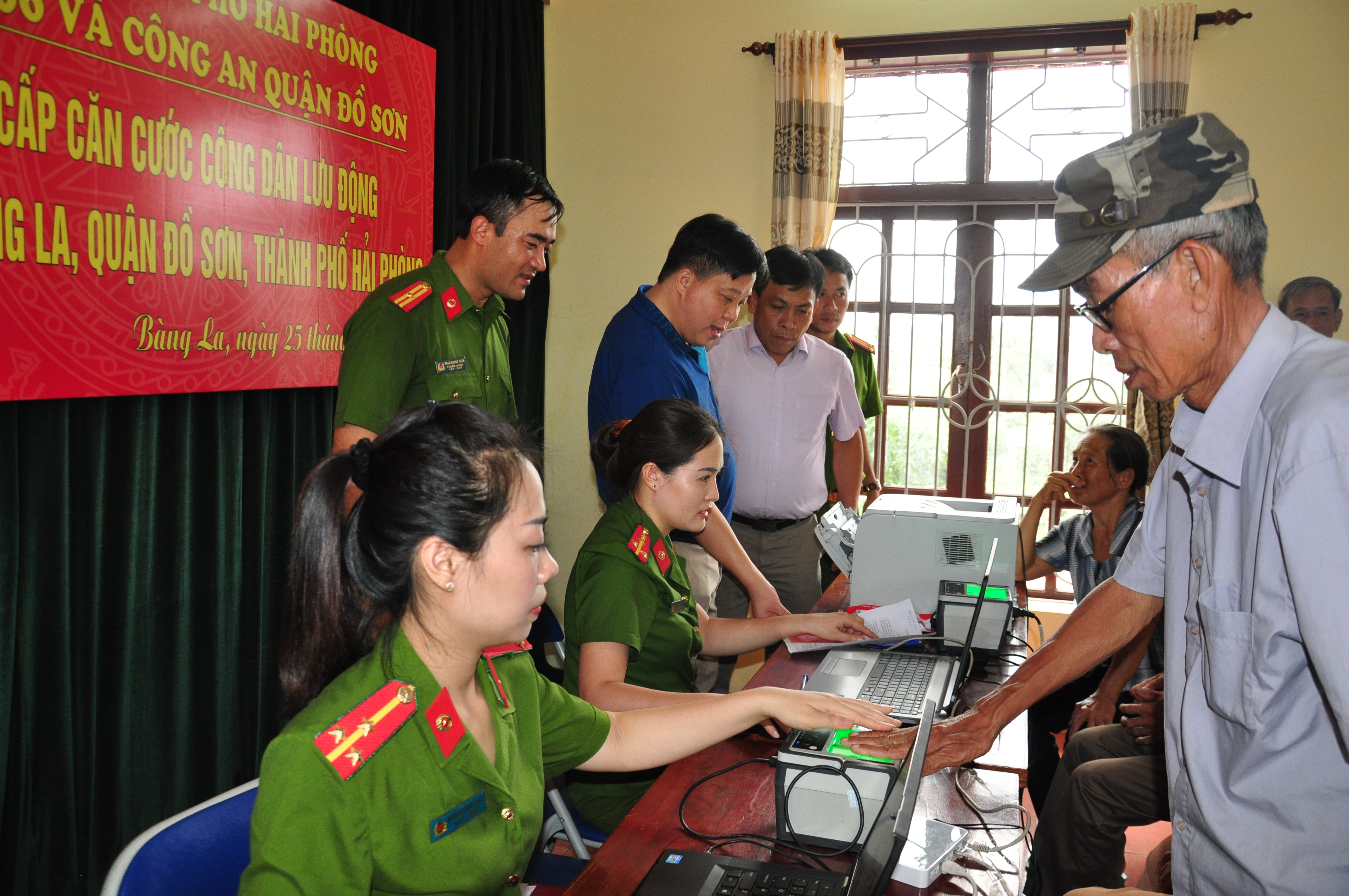 Nhiều người dân gửi thư cảm ơn Phòng Quản lý hành chính về trật tự xã hội